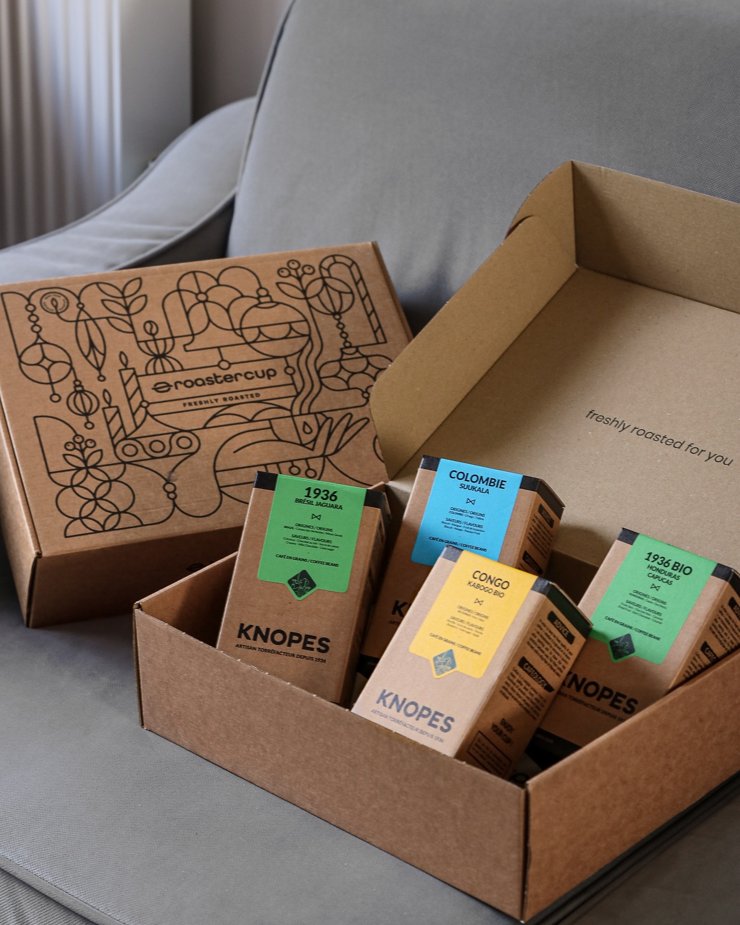 Coffee dose ☕️
Chez @roastercup, le café est artisanal et il est torréfié juste avant de vous être envoyé, pour le plus de fraîcheur possible ! C’est testé et validé par ici ✅ J’ai choisi un coffret découverte : pour les fêtes les paquets sont rangés dans un bel emballage de Noël designé par Farah Allegue ✏️😍
Demain je vous partage la recette de mon café latté à la cannelle, juste parfait à boire les après-midi d’hiver ☕️
J’ai -15% de réduc chez Roastercup pour vous (code AGATHE15) 🫶
#coffeelover #idéecadeau #ad #caféartisanal #torrefaction #roastedcoffee #cafélatte #ideecadeaunoel