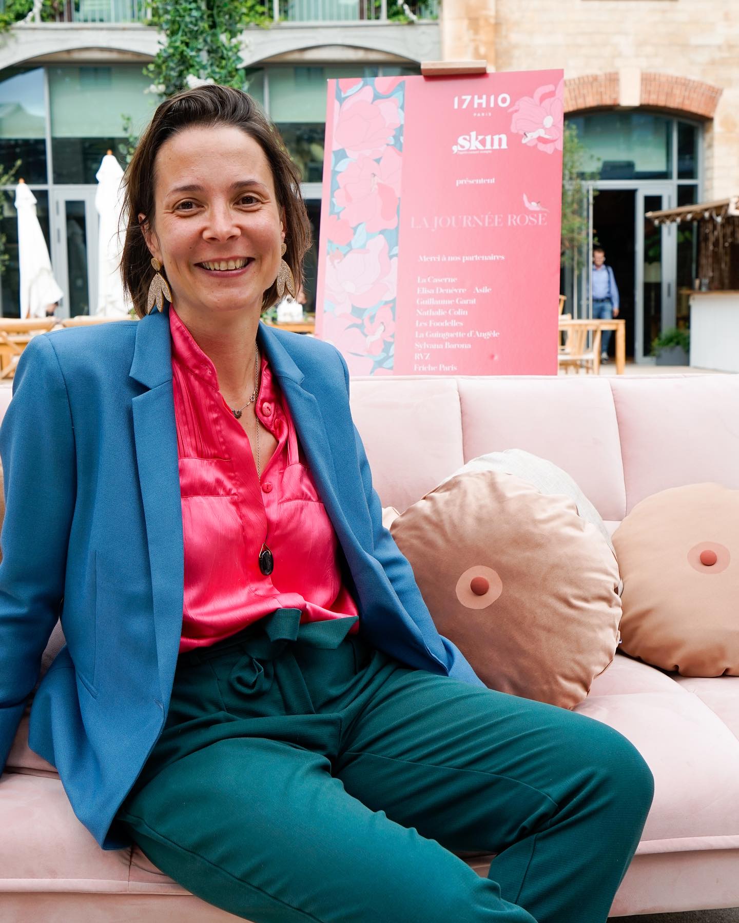 Octobre, un mois moins rose que je ne pensais.
Depuis le 27 septembre, Schop, le projet que je porte à été au ralenti, en slow motion, un chute à Vélo. Le refus de priorité d’une voiture à vélo et me voilà le genou cassé, octobre brisé. Remettre mes projets à plus tard pour conserver ce que j’ai de mieux « La vie », me réparer. Je ne sais ou cette épreuve m’emmènera, ( non….pas un coussin genou), mais au travers mon passage à l’hôpital, ma convalescence à la maison, je comprends l’importance du beau, du bon, d’objet totem, pourquoi pas un coussein dans son parcours de santé.
Merci à la famille, aux amis, aux clients bienveillants, pour votre soutien aux soignants pour votre humour, aux personnes simplement chouettes pour vos attention.
Photos lors de la collaboration @17h10.paris et @association_skin pour cette collaboration qui s’est déroulé @lacaserneparis .
Good picture Photo Honorine @hv.creative_