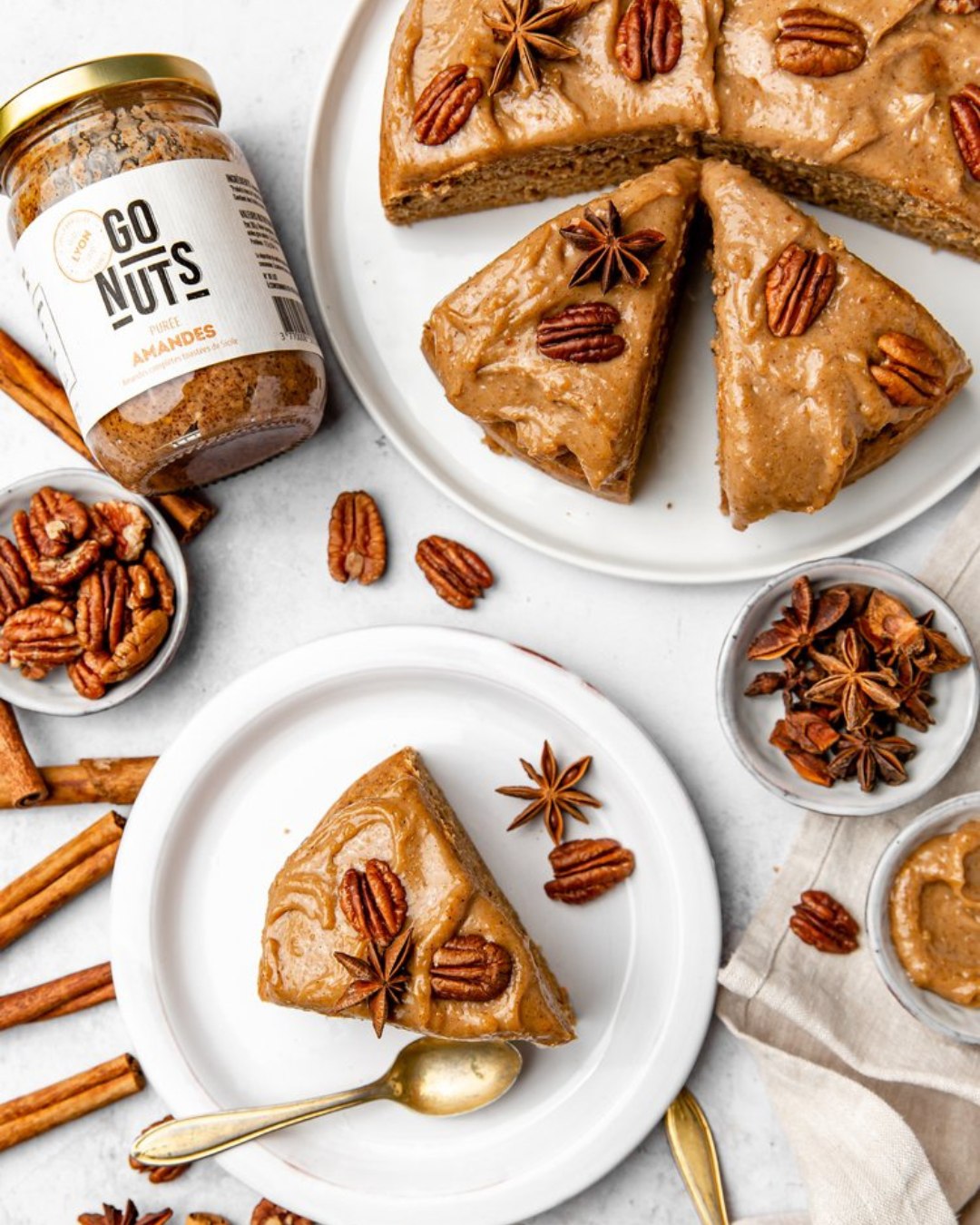 C'est la journée nationale du gâteau aux carottes 🥕 Chez Go Nuts, on ne pouvait clairement pas laisser passer ça. On a donc revisité le carrot cake à notre façon : moelleux aux épices, carottes fondantes, et surtout une ganache ultra onctueuse au beurre de cacahuètes 4 épices Go Nuts. Résultat ? Un gâteau réconfortant, intensément parfumé, où la cannelle, le gingembre et la muscade rencontrent la rondeur de la cacahuète torréfiée. Un vrai dessert d’hiver, généreux, épicé, terriblement gourmand. 👩🏻🍳 Swipez pour découvrir la recette pas à pas On veut tout savoir : team carrot cake nature ou avec une ganache bien nuts sur le dessus ? 🥜🥕 #gonuts #carottecake #carrotcake