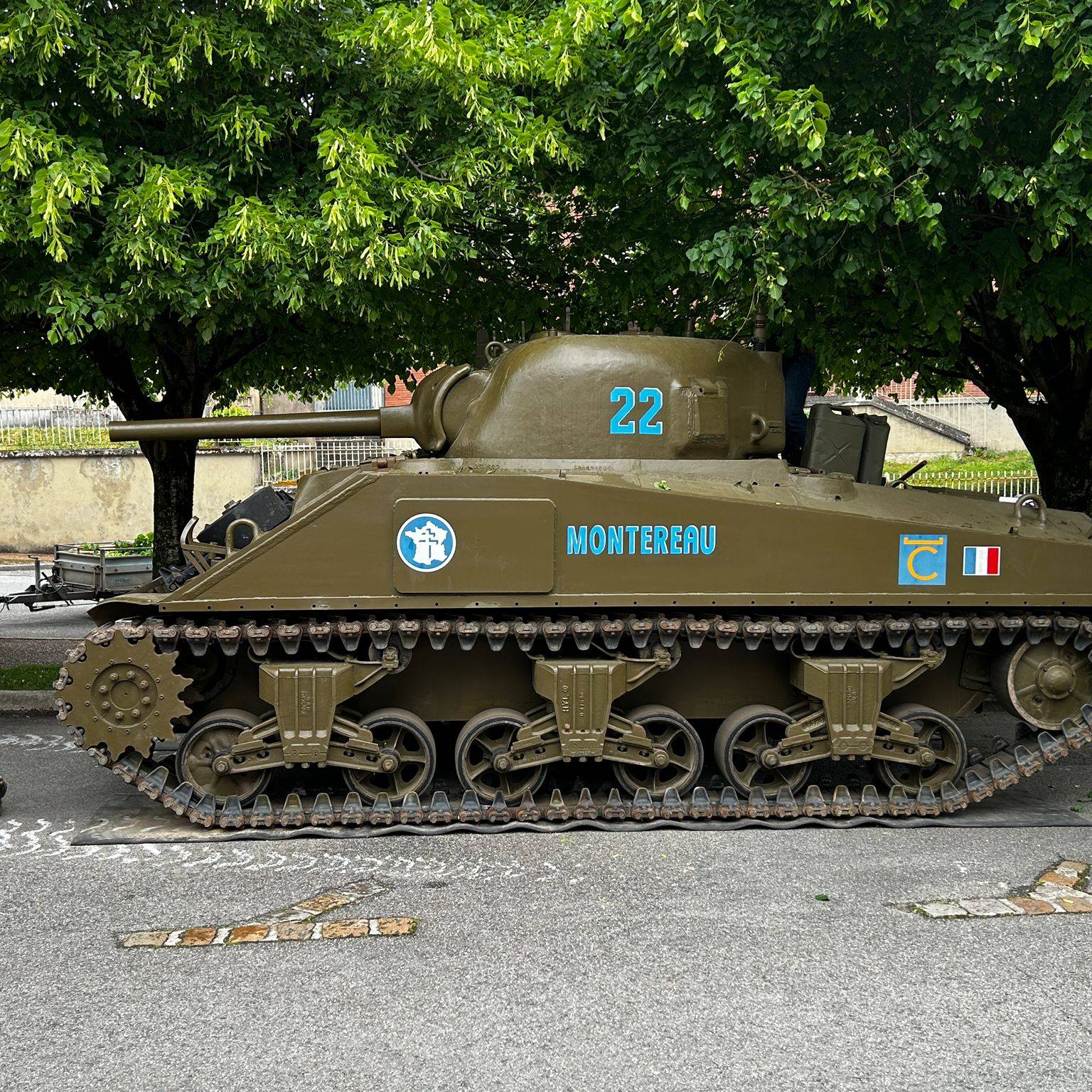#char🪖Du 5 au 11 mai 2026 : un char de la Libération exposé à @valauperche61260À l’occasion du 81e anniversaire de l’armistice de 1945, la Ville de Val-au-Perche organise une matinée de commémorations le vendredi 8 mai 2026, marquée par un temps fort : la présentation exceptionnelle du char Montereau, exposé devant la mairie du 5 au 11 mai 2026.À l’issue de la cérémonie, prévue à 10h30 au Monument aux Morts du Theil-sur-Huisne, Géry Bailliard, Président délégué de l’Orne de l’ANCGVM (Association Nationale des Croix de Guerre et de la Valeur Militaire) présentera le char Montereau, ainsi qu’une exposition en hommage aux Champions sportifs décorés de la Croix de Guerre qui sera également visible de 5 au 11 mai à la salle des Mariages de la Mairie de Val-au-Perche en entrée libre.« Il y a quelques mois, au gré des échanges avec Géry Bailliard autour de l’exposition sur les sportifs décorés de la Croix de Guerre, il a été évoqué la possibilité de faire venir le char Montereau », explique Sébastien Thirouard, Maire de Val-au-Perche.Ce char, livré par les Etats-Unis en 1943, alors qu’il est en route pour participer à la libération de Paris, est pris sous le feu ennemi le 12 août 1944 à Alençon. Ce sera l’occasion pour les élèves des écoles primaires et du collège de venir admirer ce morceau du Patrimoine Normand, le Char Montereau et visiter l’exposition.Association "Les amis du char Montereau" #europe #France #Normandie #Orne #perchenormand #Perche #PnrPerche #Valauperche #lepercheornais #theperchetobe #montereau #commemoration #hommage #8mai #mémoire