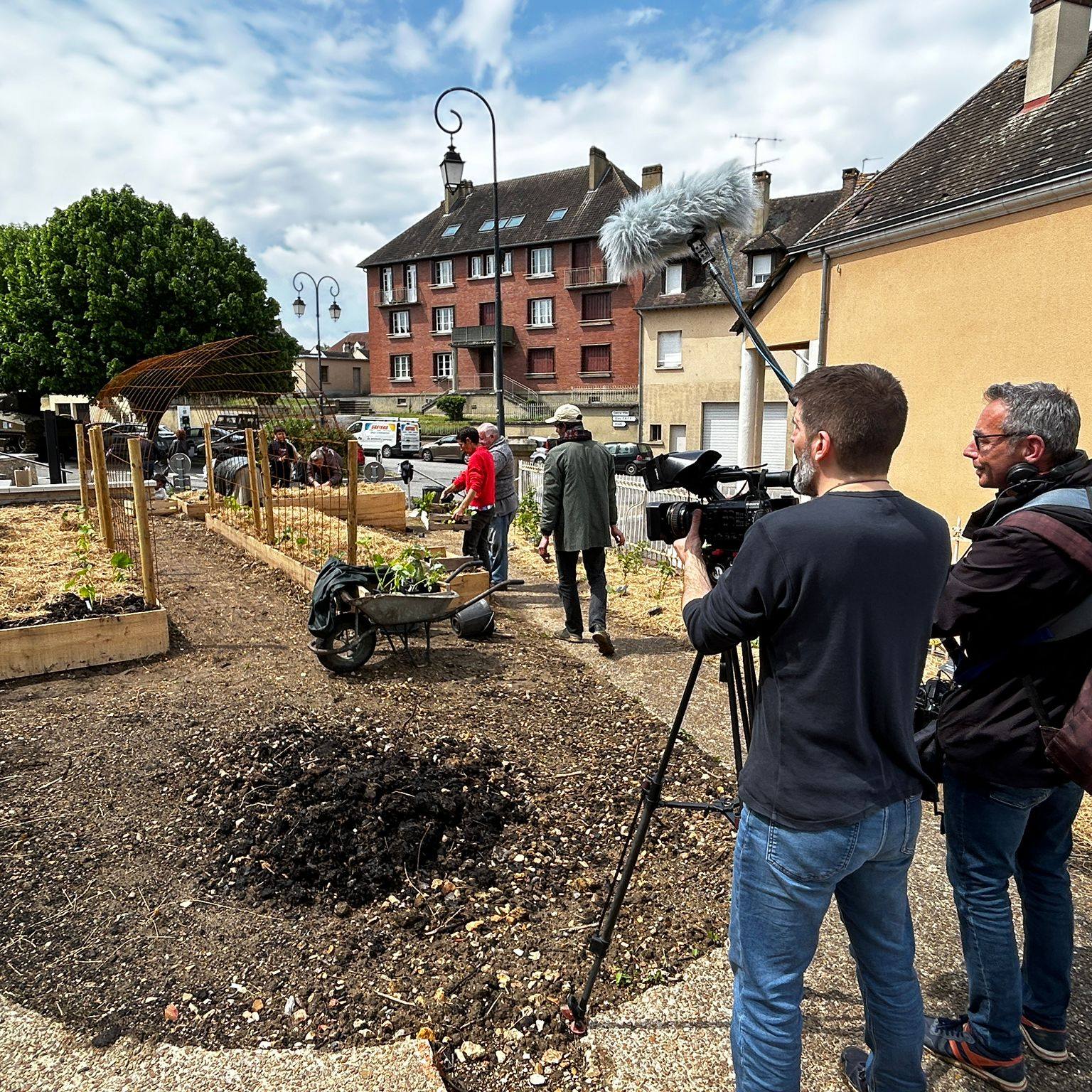 #jardin🌱 Plantation du potager devant la Mairie de @valauperche61260 en présence des caméras de @france3normandieA l'occasion de la plantation du potager gourmand aménagé par les services techniques de la Ville et Sarah Sekaly, animatrice du jardin partagé, les journalistes de France 3 Normandie étaient présents.Ils réalisent un reportage sur un projet plus global pour une ville plus verte, plus nourricière et plus solidaire porté par la Ville et le CCAS de Val-au-Perche.La plantation d'une haie fruitière a marqué le début du déploiement des plantes comestibles dans la ville, du jardin partagé aux jardins familiaux, en passant par les parterres aménagés devant la Mairie et la Médiathèque.Diffusion du reportage dans les journaux de @france3normandie le jeudi 6 mai ou dans le courant de la semaine prochaine.#Orne #Perche #PnrPerche #Normandie #Valauperche #lepercheornais #theperchetobe #jardinpartagé #potager #jardinsfamilliaux #fruits #légumes #plantation #reportage #france3 #france3normandie #France3Normandie