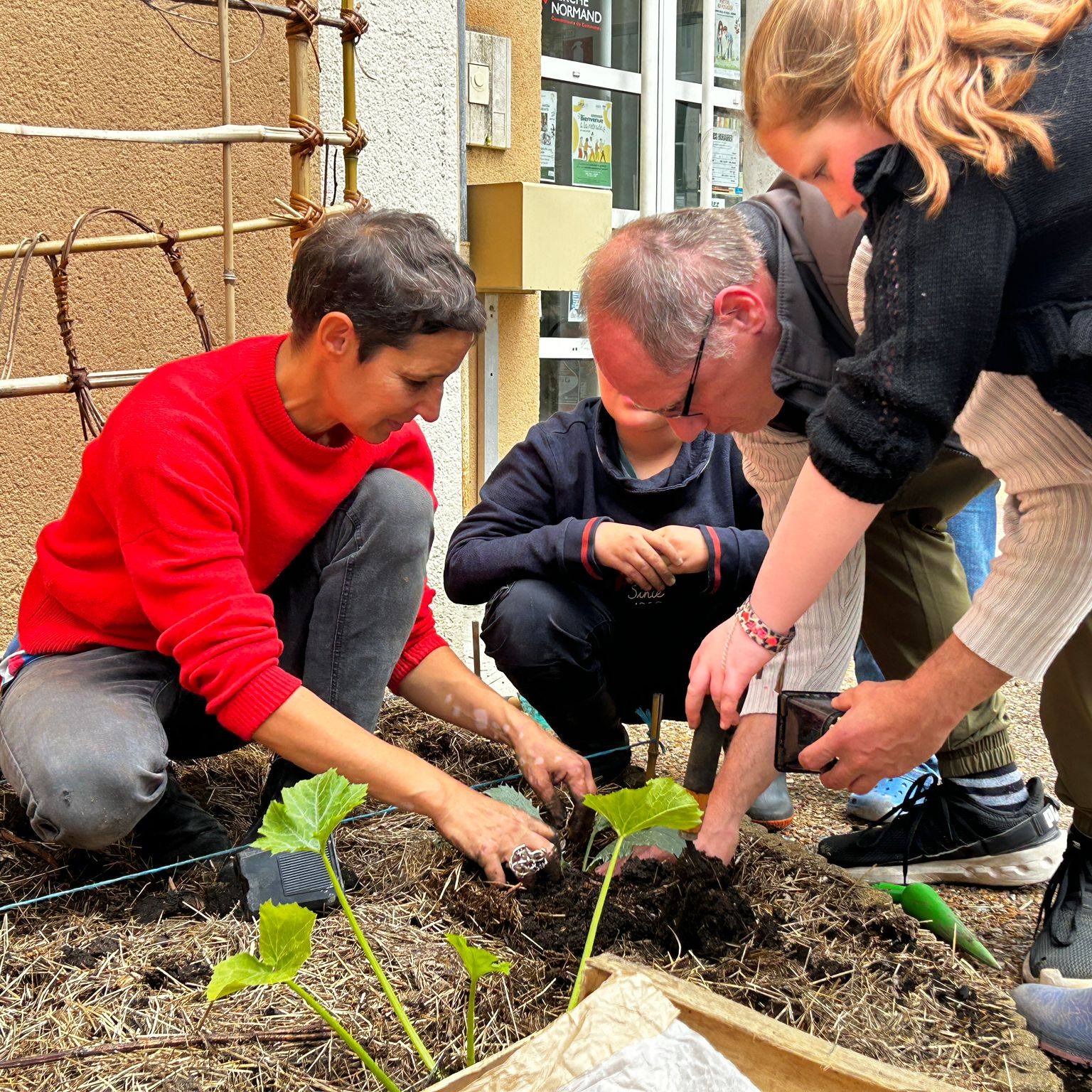 #jardin🌱 Plantation du potager devant la Mairie de @valauperche61260 en présence des caméras de @france3normandieA l'occasion de la plantation du potager gourmand aménagé par les services techniques de la Ville et Sarah Sekaly, animatrice du jardin partagé, les journalistes de France 3 Normandie étaient présents.Ils réalisent un reportage sur un projet plus global pour une ville plus verte, plus nourricière et plus solidaire porté par la Ville et le CCAS de Val-au-Perche.La plantation d'une haie fruitière a marqué le début du déploiement des plantes comestibles dans la ville, du jardin partagé aux jardins familiaux, en passant par les parterres aménagés devant la Mairie et la Médiathèque.Diffusion du reportage dans les journaux de @france3normandie le jeudi 6 mai ou dans le courant de la semaine prochaine.#Orne #Perche #PnrPerche #Normandie #Valauperche #lepercheornais #theperchetobe #jardinpartagé #potager #jardinsfamilliaux #fruits #légumes #plantation #reportage #france3 #france3normandie #France3Normandie