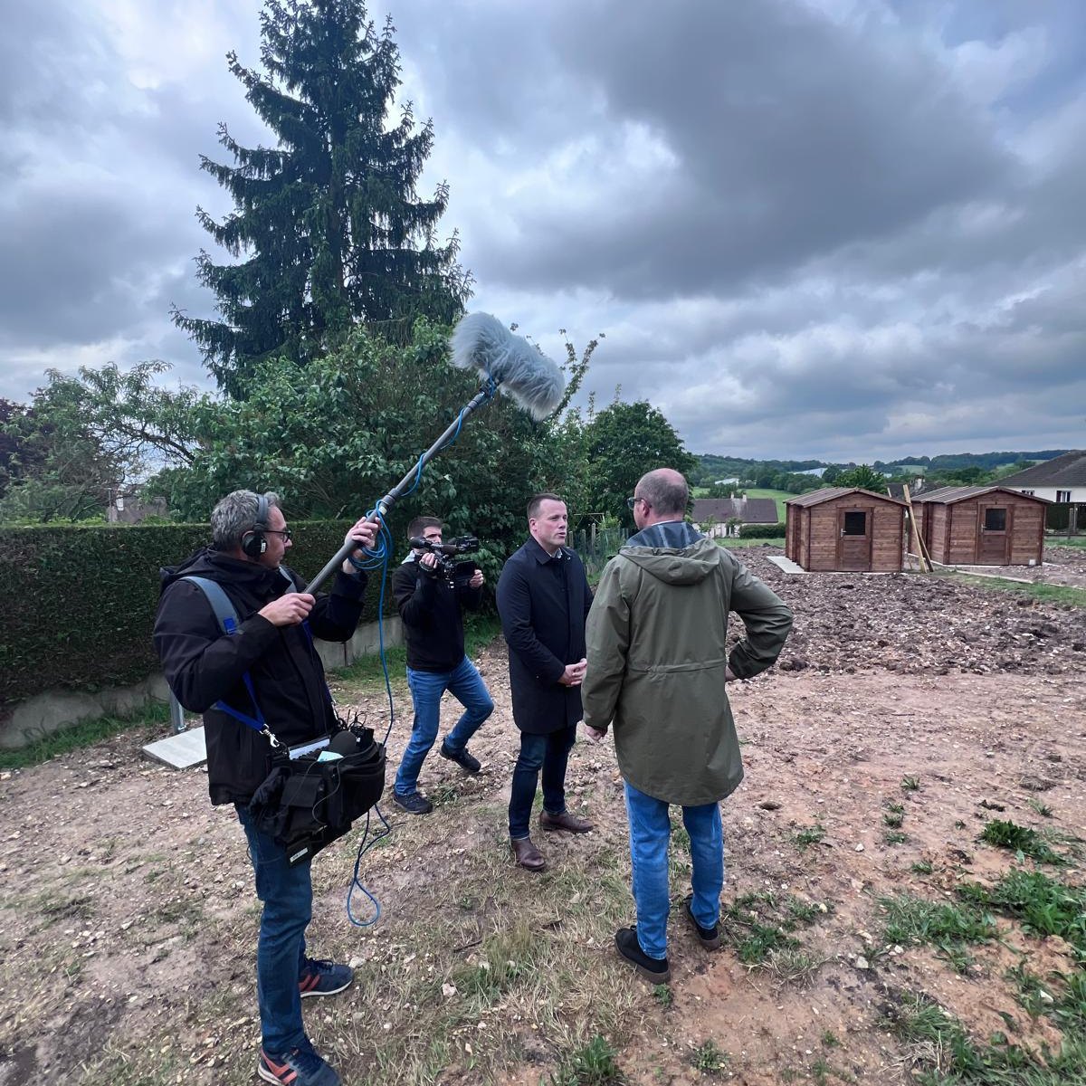 #jardin🌱 Plantation du potager devant la Mairie de @valauperche61260 en présence des caméras de @france3normandieA l'occasion de la plantation du potager gourmand aménagé par les services techniques de la Ville et Sarah Sekaly, animatrice du jardin partagé, les journalistes de France 3 Normandie étaient présents.Ils réalisent un reportage sur un projet plus global pour une ville plus verte, plus nourricière et plus solidaire porté par la Ville et le CCAS de Val-au-Perche.La plantation d'une haie fruitière a marqué le début du déploiement des plantes comestibles dans la ville, du jardin partagé aux jardins familiaux, en passant par les parterres aménagés devant la Mairie et la Médiathèque.Diffusion du reportage dans les journaux de @france3normandie le jeudi 6 mai ou dans le courant de la semaine prochaine.#Orne #Perche #PnrPerche #Normandie #Valauperche #lepercheornais #theperchetobe #jardinpartagé #potager #jardinsfamilliaux #fruits #légumes #plantation #reportage #france3 #france3normandie #France3Normandie