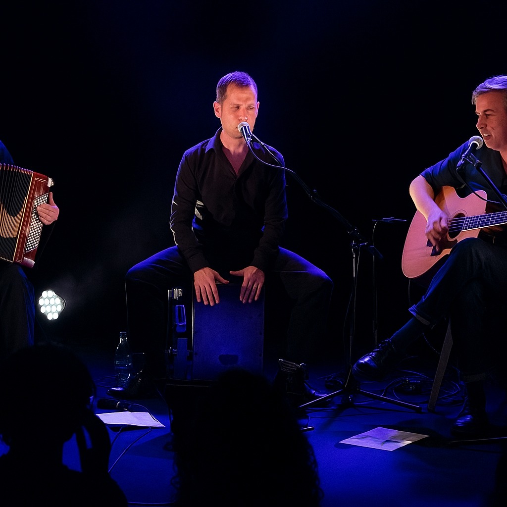 #guinguette 🎶La Dolce Vita s’invite lors de la 4ème Guinguette à l’embarcadère à @valauperche61260La Ville de Val-au-Perche donne rendez-vous au public le samedi 23 mai 2026 pour la quatrième édition de sa « Guinguette à l’embarcadère », un moment festif et convivial au bord de l’Huisne. Le temps d’une soirée, l’embarcadère du Theil-sur-Huisne (rue de la Fontaine) se transforme en véritable bal populaire aux accents italiens.À l’affiche, le trio « Canzonieri » embarquera le public dans un voyage musical vibrant, entre balades napolitaines, tarentelles entraînantes et grands classiques de la chanson italienne. Porté par une énergie chaleureuse et authentique, le groupe revisite des titres emblématiques tels que Bella Ciao, Luna Rossa ou Tanto pe’cantà, tout en rendant hommage à des artistes majeurs comme Adriano Celentano ou Giovanna Marini. « Cette soirée guinguette est pensée comme un moment de partage et de convivialité, un avant-goût de la fête de la musique qui se déroulera en juin sur la commune, avec une mise à l’honneur des musiques méditerranéennes — notamment espagnoles et portugaises — lors des premières parties », souligne Michel Llorens, adjoint au maire délégué à la culture.Sur place, buvette et restauration seront proposées par l’association Mâle, Solidarité Villageoise et l’Amicale des sapeurs-pompiers de Val-au-Perche. Le public est invité à jouer le jeu de l’ambiance guinguette, avec canotiers, bretelles ou robes à fleurs, pour une soirée placée sous le signe de la Dolce Vita.Samedi 23 mai 2026
À partir de 19h
Embarcadère – rue de la Fontaine, Le Theil-sur-Huisne
Entrée libre
Plus d’infos sur : https://yohansati.com/artistes/canzonieri