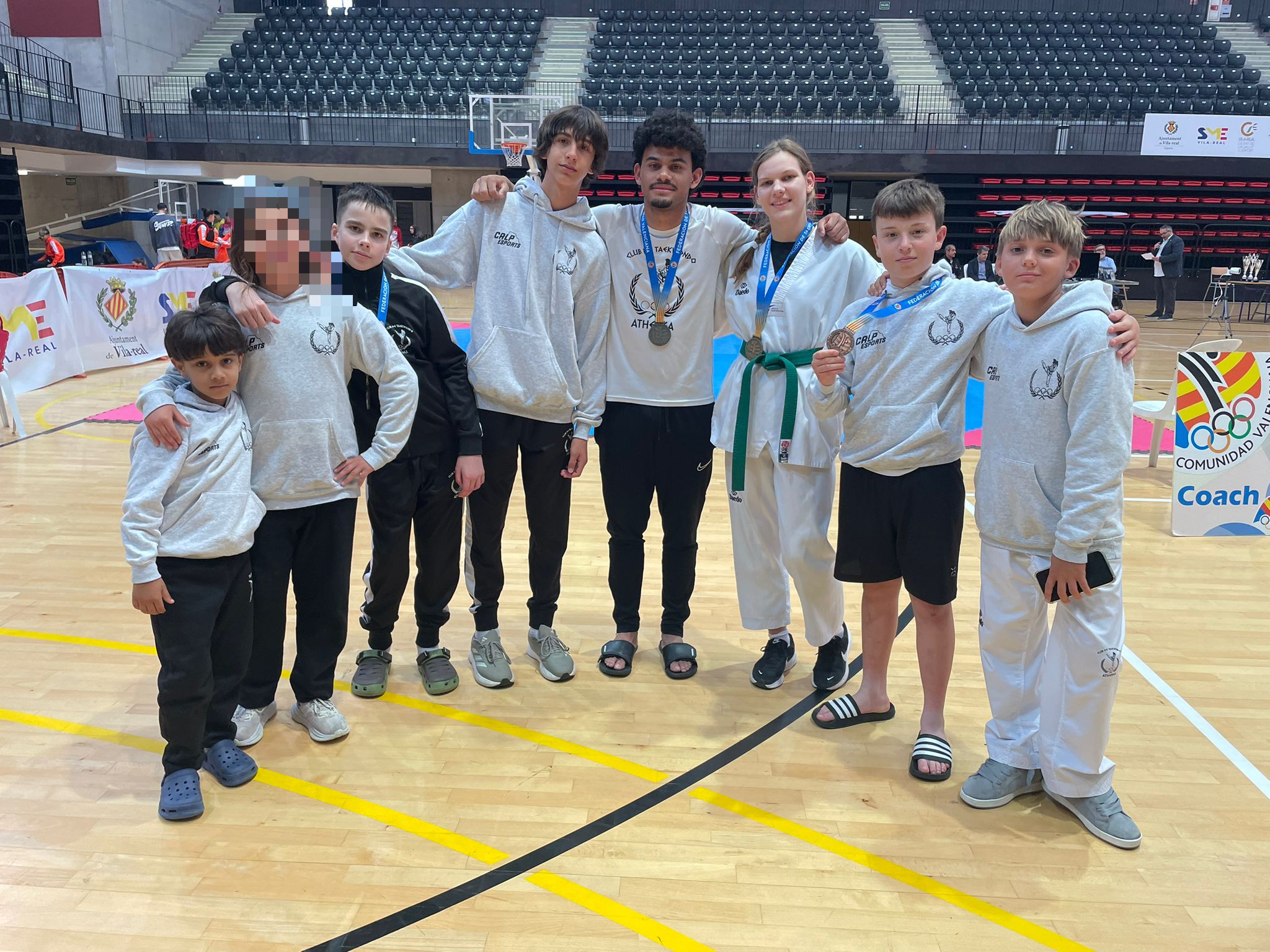 🥋 GRAN FIN DE SEMANA PARA EL CLUB DE TAEKWONDO ATHENEA DE CALP
El pasado 9 de mayo, el equipo calpino participó en la I Copa Presidente Joaquín Sanfeliu y en el Campeonato Autonómico Precadete y Máster celebrados en el Centro de Tecnificación de Vila-Real, consiguiendo un total de 7 medallas:
🥇 Lilia Rubyk
🥇 Abderraman Chikri
🥈 Joan Figueroa
🥈 Tymur Tkachenko
🥉 Unai Clemente
🥉 Bridget E.S.
🥉 Milan Harashchenko
También cabe destacar el gran papel de Georgy Grishin y Thiago González, que compitieron a gran nivel demostrando el espíritu de lucha y compañerismo del club 👏
Enhorabuena a todo el equipo, a las familias por su apoyo constante y a Nora Ruiz Alcázar y Carlos Ruiz por el gran trabajo realizado desde la esquina.
---
🥋 GRAN CAP DE SETMANA PER AL CLUB DE TAEKWONDO ATHENEA DE CALP
El passat 9 de maig, l’equip calpí va participar en la I Copa President Joaquín Sanfeliu i en el Campionat Autonòmic Precadet i Màster celebrats al Centre de Tecnificació de Vila-real, aconseguint un total de 7 medalles 🏅
🥇 Lilia Rubyk
🥇 Abderraman Chikri
🥈 Joan Figueroa
🥈 Tymur Tkachenko
🥉 Unai Clemente
🥉 Bridget E.S.
🥉 Milan Harashchenko
També cal destacar el gran paper de Georgy Grishin i Thiago González, que van competir a gran nivell demostrant l’esperit de lluita i companyonia del club 👏
Enhorabona a tot l’equip, a les famílies pel seu suport constant i a Nora Ruiz Alcázar i Carlos Ruiz pel gran treball des de la banqueta.
#Taekwondo #Calp #ClubAthenea #Esport #Deporte