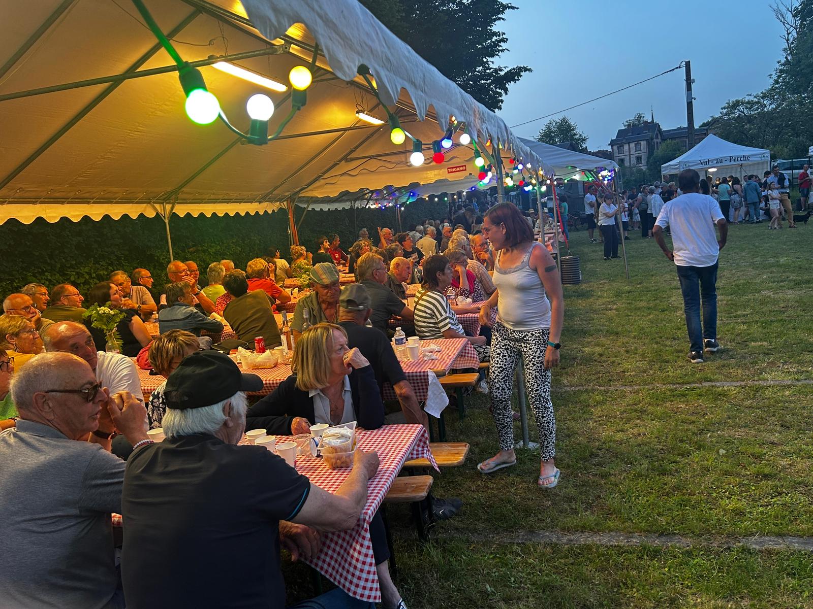#guinguette 🎶la 4ème Guinguette à l’embarcadère avait un air de Dolce vita à @valauperche61260C’est dans une ambiance de Dolce vita que la quatrième édition de la « Guinguette à l’embarcadère », a eu lieu à Val-au-Perche. Un moment festif et convivial au bord de l’Huisne, où le temps d’une soirée, l’embarcadère du Theil-sur-Huisne s’est transformé en véritable bal populaire aux accents italiens. À l’affiche, le trio « Canzonieri » a embarqué le public dans un voyage musical vibrant, entre balades napolitaines, tarentelles entraînantes et grands classiques de la chanson italienne, les danseurs étaient de la partie.« Cette soirée guinguette a vraiment été un moment de partage et de convivialité, un avant-goût de la fête de la musique qui se déroulera le 12 juin à Mâle et le 13 juin au Theil avec à l’honneur des musiques méditerranéennes, notamment espagnoles et portugaises, lors des premières parties », souligne Michel Llorens, Adjoint délégué à la Culture.
