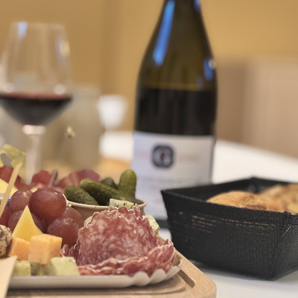 Et si votre prochaine escapade en Bourgogne vous emmenait de Nuits-Saint-Georges au Clos de Vougeot ?
Quelques kilomètres seulement… et beaucoup en commun.
Nuits-Saint-Georges et le Clos de Vougeot partagent cette même histoire du vin, du patrimoine et de l’art de vivre bourguignon.
Posez vos valises au Refuge des Clavendiers , et partez découvrir le Clos de Vougeot, à quelques minutes seulement, en voituren, en solex ou en vélo à travers vignes.
Et justement… les 9, 10 et 11 octobre prochain, le Château Clos de Vougeot accueille le Championnat du Monde de l’Œuf en Meurette. 🍳🍷
Une visite, quelques œufs en meurette… et pourquoi pas l’envie de tenter votre propre recette le soir au Refuge ?
Bonne nouvelle : le Refuge est encore disponible ce week-end là ! c'est une bonne raison de prolonger l’escapade. 😉
#LesClavendiers #RefugeDesClavendiers #NuitsSaintGeorges #ClosDeVougeot #Bourgogne #CoteDeNuits #RouteDesGrandsCrus #OeufEnMeurette #GastronomieBourguignonne #EscapadeEnBourgogne