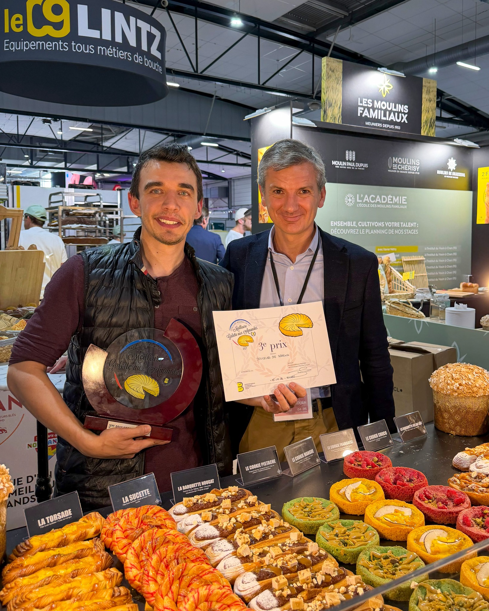 🥉 Du savoir-faire, de la passion… et une belle place sur le podium !
Un grand bravo à Romain Escriva pour sa 3ᵉ place au concours de la meilleure galette aux amandes de Normandie 2027 ! 👏👑
Client historique des Moulins Familiaux, Romain nous fait confiance depuis de nombreuses années. C’est un plaisir de l’accompagner au quotidien dans ses boutiques avec nos farines, et une vraie fierté de voir son travail récompensé 🌾
Derrière chaque belle galette, il y a du travail, de la précision et l’envie de régaler. Voir nos clients monter sur les marches du podium, c’est aussi ce qui rend notre métier si précieux 💛
Félicitations à Romain et à ses équipes pour cette belle réussite… qui donne envie de tirer les rois un peu en avance ! 😋
#lesmoulinsfamiliaux #romainescriva #galettedesrois #normandie #savoirfaireartisanal
