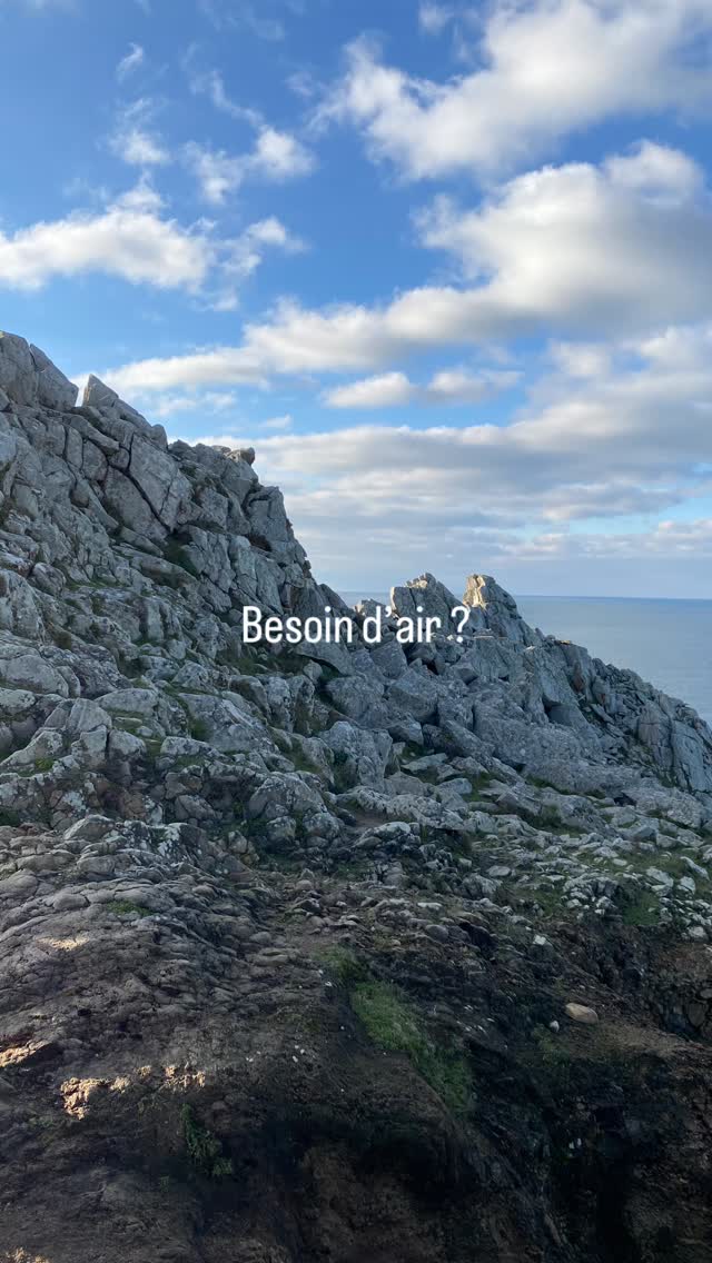 GR34 — attention, sentier hautement addictif.
Ici, ce ne sont pas des balades.
Ce sont des claques de beauté en série.
Falaises brutes, mer qui frappe en bas, vent qui te vide la tête mieux qu’un week-end sans réseau. Tu pars pour marcher, tu finis par réfléchir à ta vie en regardant l’horizon .
Ça grimpe ? Oui.
Ça souffle ? Aussi.
Mais chaque virage te balance une vue qui fait dire : ok, c’est ca la vraie vie
Le GR34, c’est pas un chemin.
C’est la Bretagne qui te prend par les épaules et qui te dit : respire un bon coup. 🥾✨
Arrête toi à la maison Castel Braz pour une pause stratégique ….Douche chaude, lit qui ne bouge pas avec le vent, calme, et ce petit luxe fou après une journée dehors : ne plus porter ton sac.
Le GR34 te secoue.
Castel Braz te récupère.
#GR34 #BretagneSauvage #AirIodé #MarcherPourVrai #vuequicalme