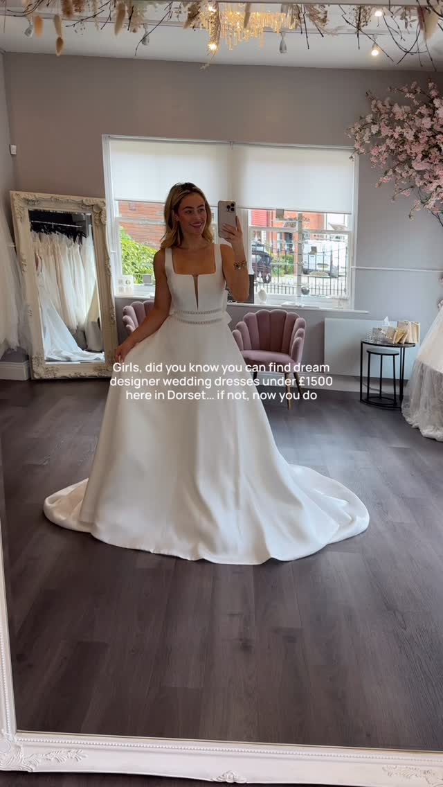 🙋🏼♀️Oh hi bride to be! Our CLEARANCE SALE ends on 23rd June 2026 and we’re saying goodbye to lots of gorgeous gowns - for GOOD 👀
Don’t miss your chance to SAVE on your gown 🤍
Limited availability - book via link in bio! 💫
#minsterbridal #modernbride #dorsetbride #dorsetwedding #saleweddingdress