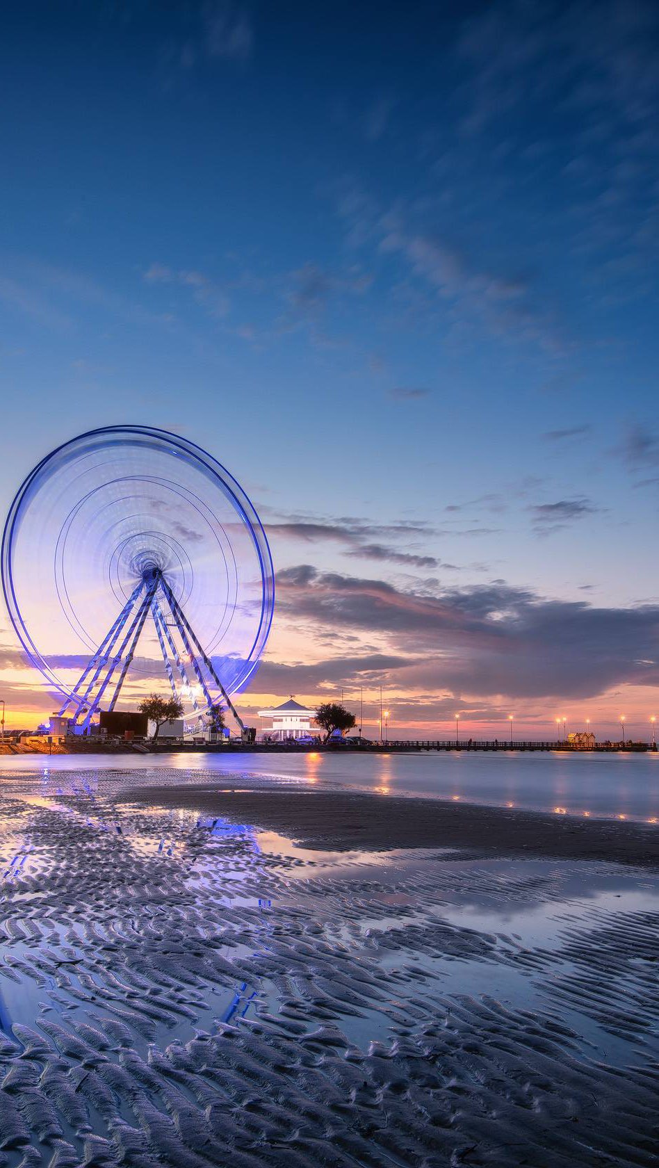 Nos astuces pour une impression de vitesse 👇👇
Direction Arcachon pour jouer avec la pose longue ! Ici la pose longue permet de donner une impression de vitesse à la grande roue. Il est possible de créer cet effet de vitesse avec des poses à partir de 3 secondes.
Au niveau matériel, soit il fait bien jour et dans ce cas il faudra utiliser un filtre ND (64 à 1000), soit vous arrivez à l’heure bleue et vous pourrez faire de la pose assez longue en fermant le diaphragme de votre objectif. Ici la photo finale (fin du réel) a été prise à f/9 avec un ND16 et un GND8 pour un temps de pose de 3 secondes. 
Nous espérons que cette vidéo issue de backstages et de photos de notre ambassadeur @jeanphilippebellonphotography vous aura plu. Venez laisser un petit commentaire si vous avez déjà essayé ou si cela vous a donné envie.
Suivez-nous pour plus de contenu en lien avec la filtration en photo. Identifiez-nous ou utilisez le #teamkase pour être repartagé.
@kasefiltersfrance 
@kase_filters_global @kaseglobal