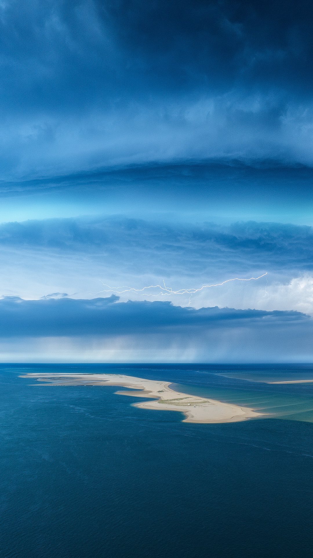 💡Connaissez-vous le filtre CPL ? 👇
C’est l’ami du pilote de drone, le CPL (filtre polarisant) permet de limiter les reflets, accentuer les contrastes et dynamiser les couleurs !
L’essayer c’est l’adopter ! A l’inverse de la photographie au sol, il n’y a presque aucun cas où l’utilisation du polarisant en drone est proscrite !
Chez Kase nous avons des filtres pour tous les drones récents !!
🎬 @tylersurfer 
📸 @jeanphilippebellonphotography 
#kasefilters #teamkase @kaseglobal @kase_filters_global @djiglobal