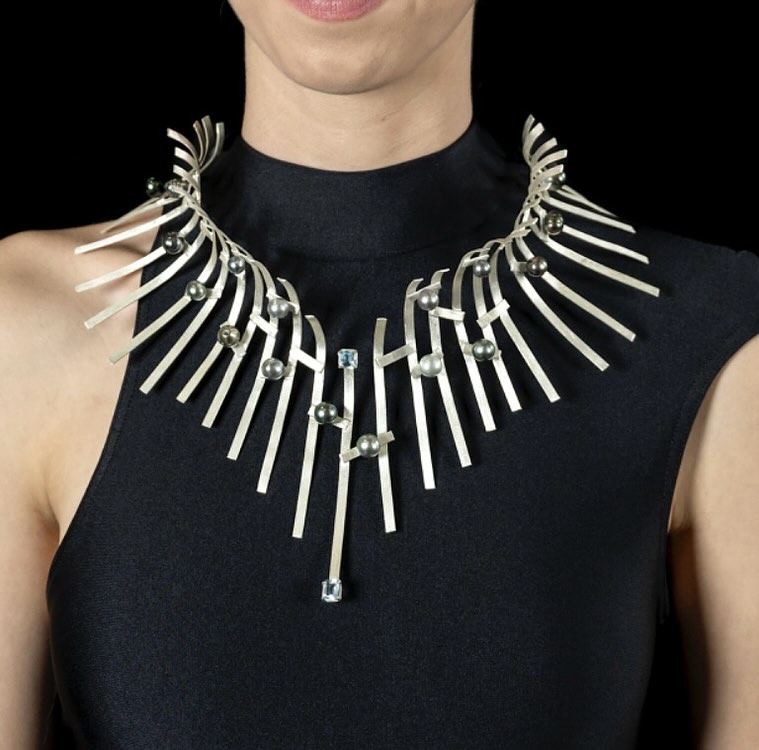 Collier Poerava qui vient de recevoir @prixlalchimiste de l’Audace ❤️❤️ Collier visible actuellement au salon @timelessjewelsfair jusqu’au 24 novembre Collier en Argent et perles de Tahiti merci à la magnifique @younaa.hmn qui le porte à merveille , collier photographier par @michellephotographe @ecole_de_danse_sandie_trevien