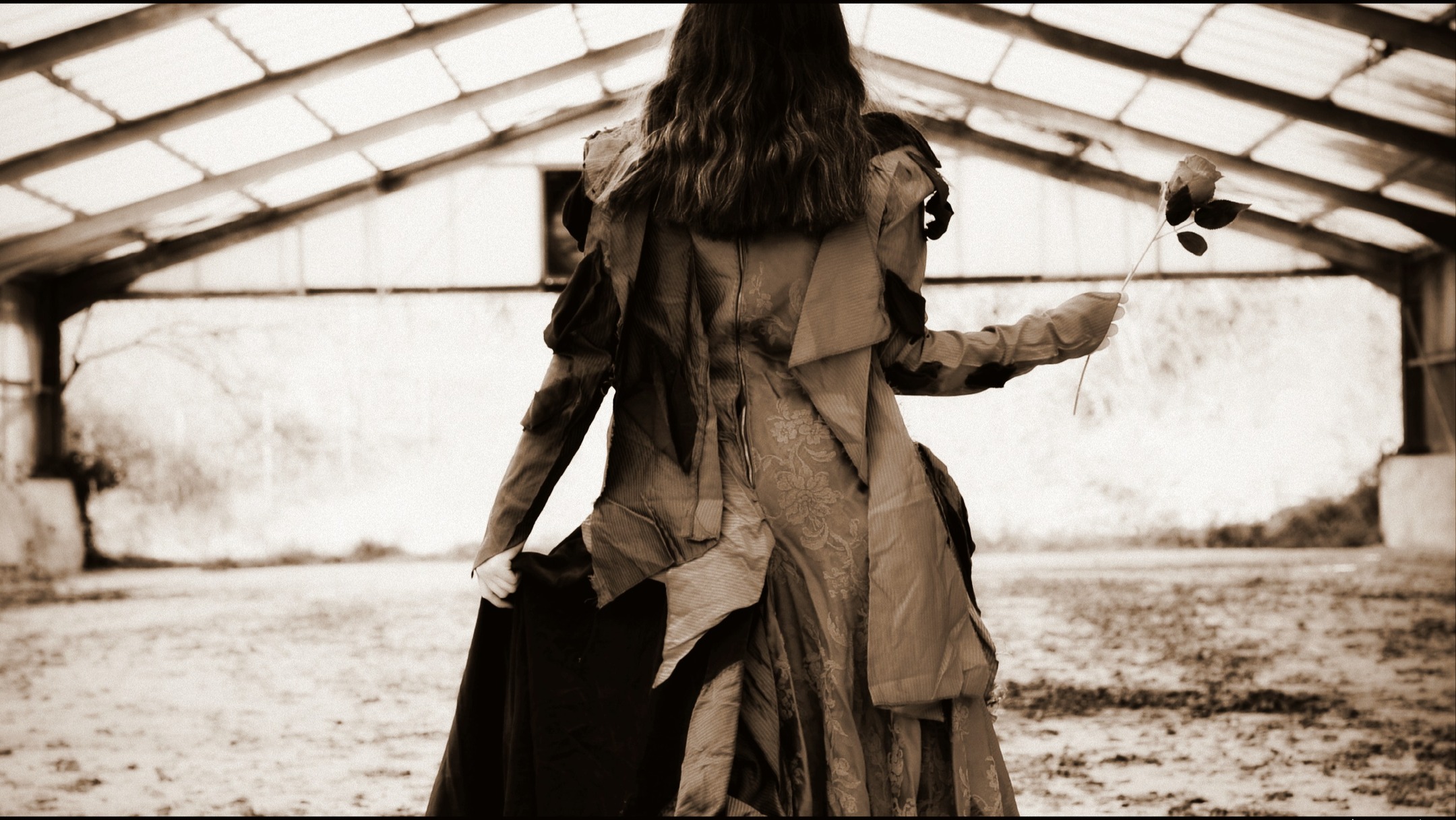 #damedecoeur #urbexplaces #artphoto #photography #darkbeauty #monochromephotography #urbexfrance #ladyofhearts #apocalypse #urbexphotography #darkart #redandblack