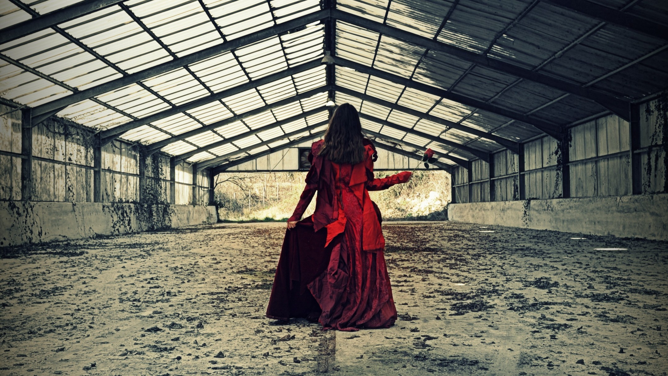 #damedecoeur #urbexplaces #artphoto #photography #darkbeauty #monochromephotography #urbexfrance #ladyofhearts #apocalypse #urbexphotography #darkart #redandblack