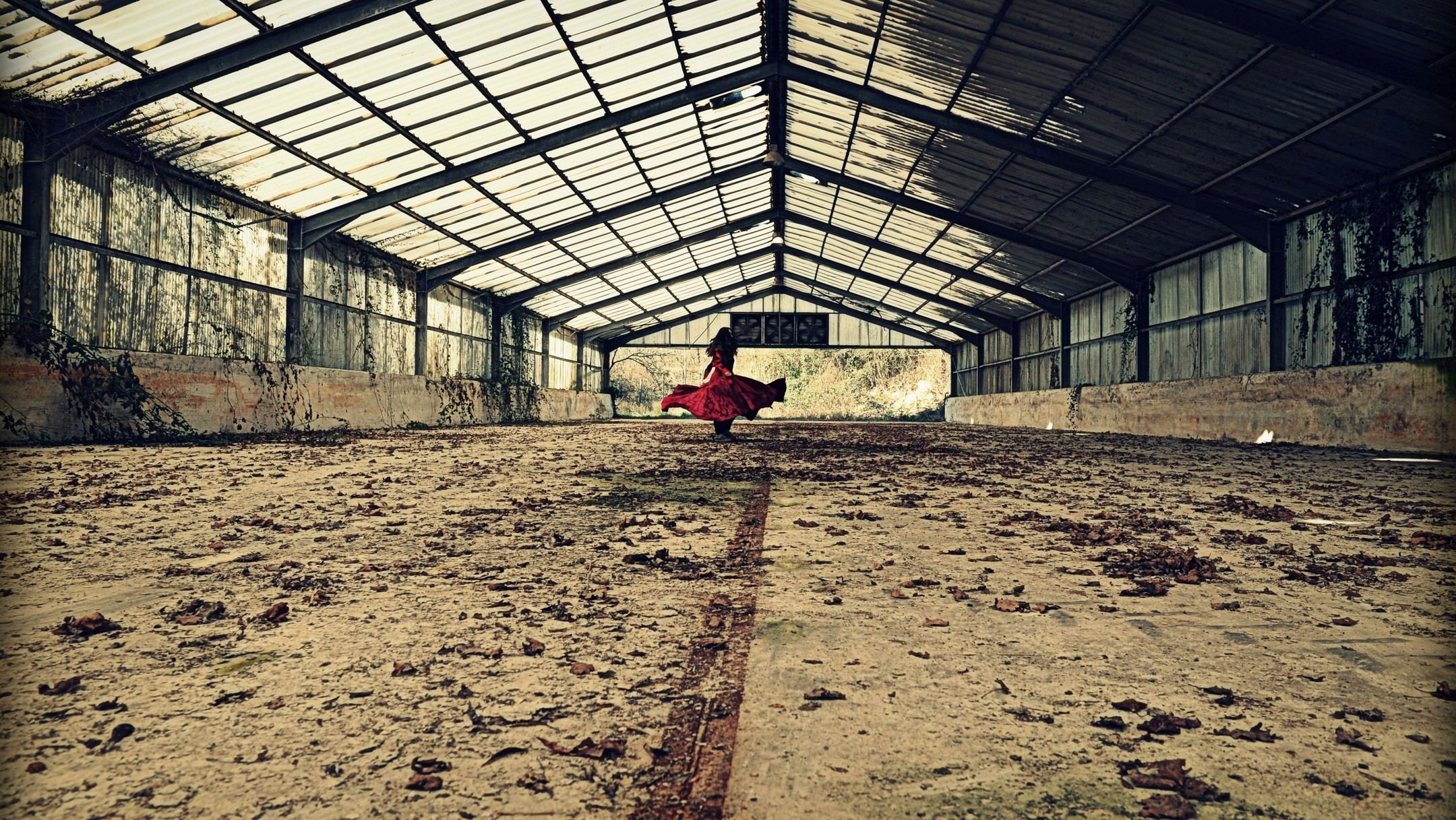 #damedecoeur #urbexplaces #artphoto #photography #darkbeauty #monochromephotography #urbexfrance #ladyofhearts #apocalypse #urbexphotography #darkart #redandblack