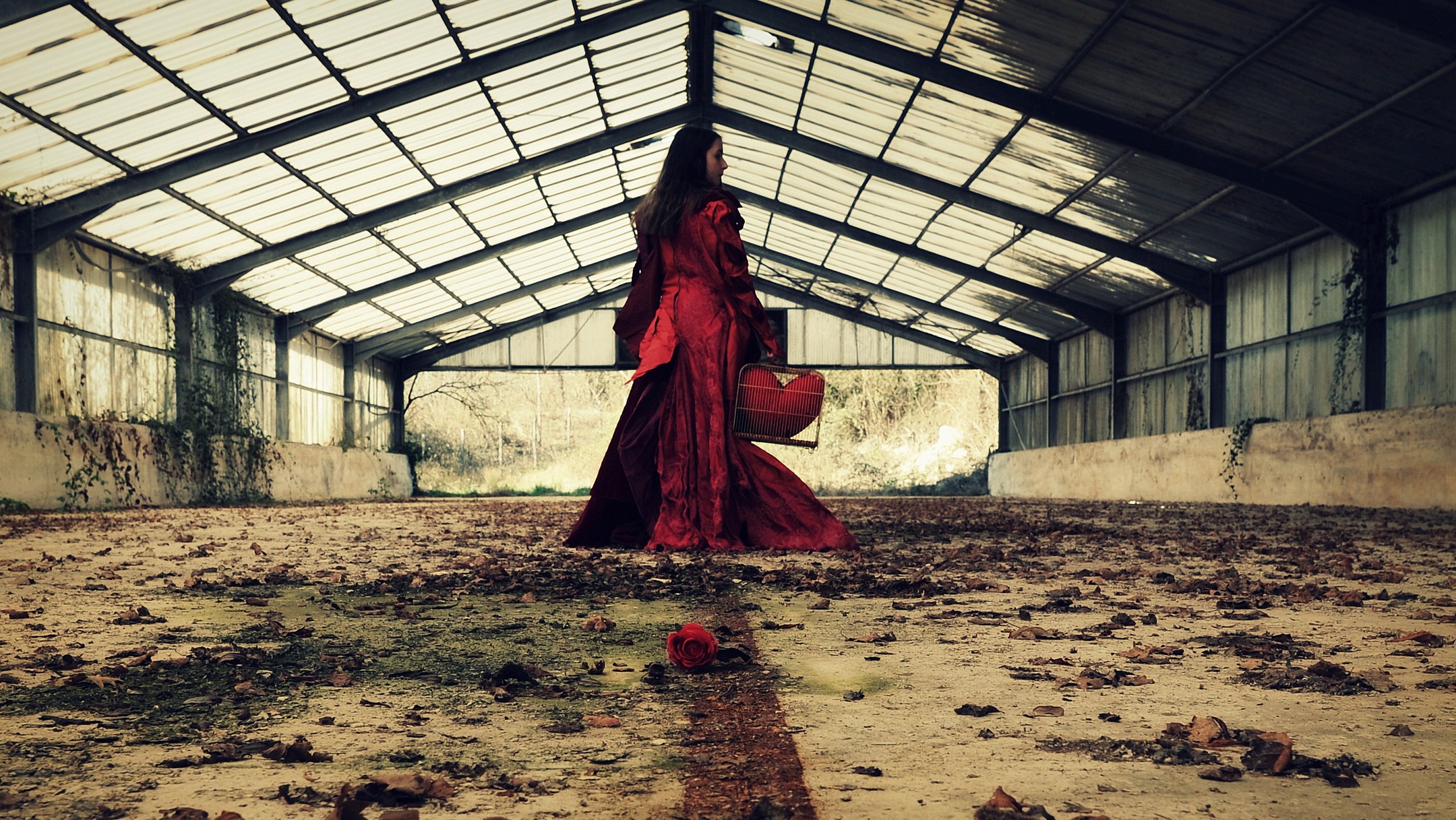 #damedecoeur #urbexplaces #artphoto #photography #darkbeauty #monochromephotography #urbexfrance #ladyofhearts #apocalypse #urbexphotography #darkart #redandblack