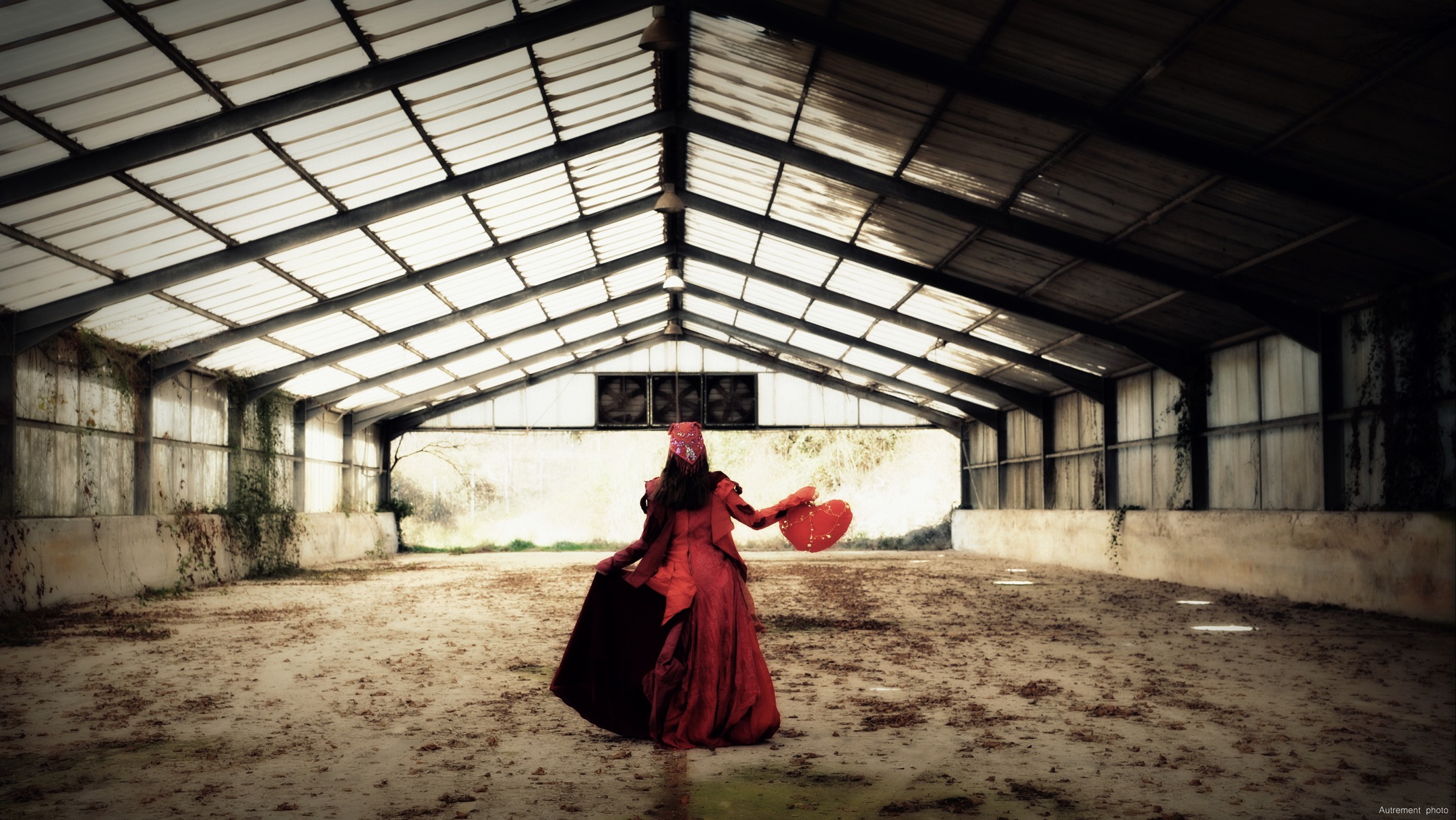 #damedecoeur #urbexplaces #artphoto #photography #darkbeauty #monochromephotography #urbexfrance #ladyofhearts #apocalypse #urbexphotography #darkart #redandblack