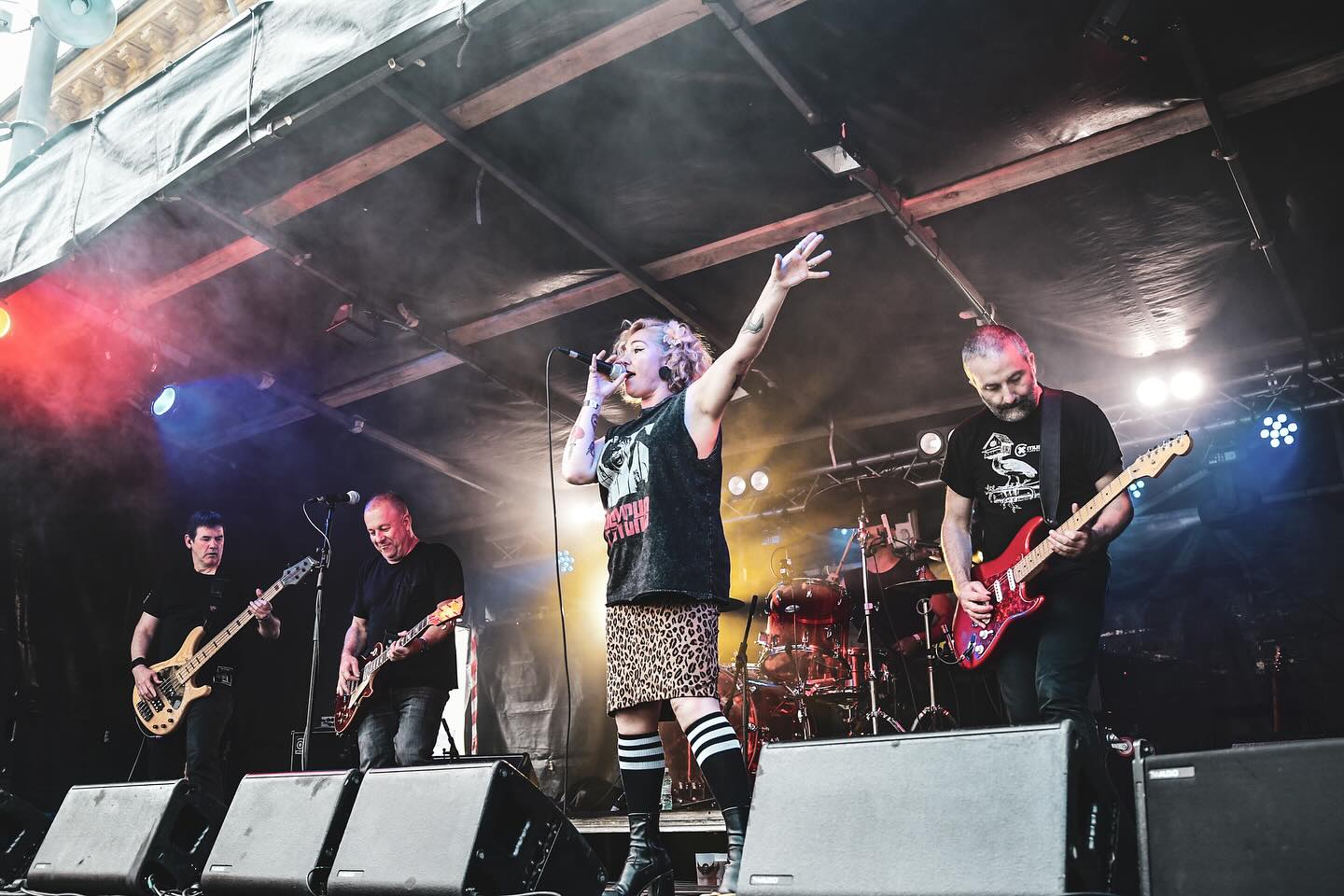 MILA ESKER ERMUA eta VERTIGO ROCK! 🔥🔥🔥
Itzel atzo Ermuan ospatzen den Vertigo Rock-en! Giro eta ikuslego aparta!
Eskerrak eman jaialdi hau aurrera ateratzen duen jende guztiari, hain era xumean egiten duzuen lanagatik. Baita gure kontzertura bertaratu zineten guztioi ere! Gora zuek!
¡Impresionante ayer en el Vertigo Rock que se celebra en Ermua! ¡Gran ambiente y público!
Agradecer a toda la gente que saca adelante este festival de una manera tan humilde. ¡También a todos los que os acercasteis a nuestro concierto! ¡We love you!
Hurrengoak/Siguientes
05/17 Donostia @ @dabadabass
06/06 Bergara @ Plaza (Jaiak)
06/20 Eibar @ Untzaga Plaza (Jaiak)
07/18 TBA (Jaiak)
09/05 Artea @ Plaza (Jaiak)
tickets www.kokein.com
📸 @eideriturriaga