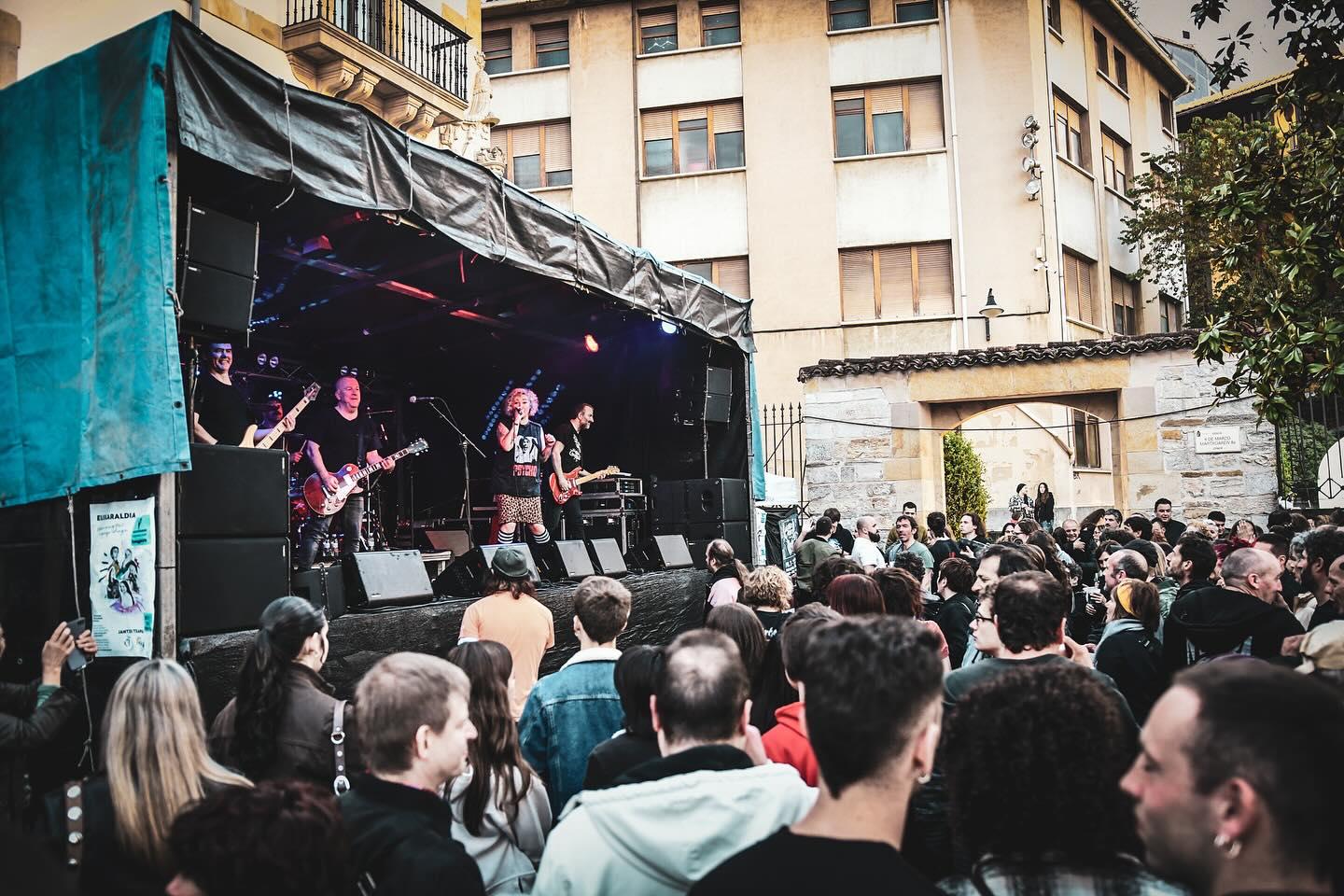 MILA ESKER ERMUA eta VERTIGO ROCK! 🔥🔥🔥
Itzel atzo Ermuan ospatzen den Vertigo Rock-en! Giro eta ikuslego aparta!
Eskerrak eman jaialdi hau aurrera ateratzen duen jende guztiari, hain era xumean egiten duzuen lanagatik. Baita gure kontzertura bertaratu zineten guztioi ere! Gora zuek!
¡Impresionante ayer en el Vertigo Rock que se celebra en Ermua! ¡Gran ambiente y público!
Agradecer a toda la gente que saca adelante este festival de una manera tan humilde. ¡También a todos los que os acercasteis a nuestro concierto! ¡We love you!
Hurrengoak/Siguientes
05/17 Donostia @ @dabadabass
06/06 Bergara @ Plaza (Jaiak)
06/20 Eibar @ Untzaga Plaza (Jaiak)
07/18 TBA (Jaiak)
09/05 Artea @ Plaza (Jaiak)
tickets www.kokein.com
📸 @eideriturriaga