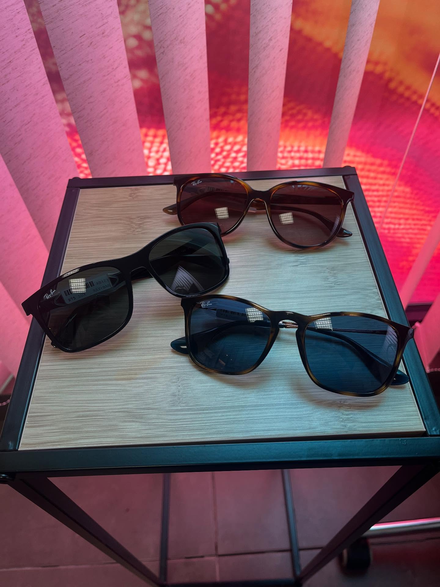 🕶️ Messieurs, l’élégance commence par le regard.
Nos solaires Ray-Ban pour homme sont arrivées en boutique !
Style intemporel, protection solaire et confort au rendez-vous. ☀️✨