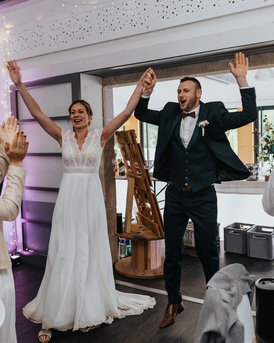 ✨ Mariage de Charlotte & Julien - 10 mai 2025✨C’est dans le cadre bucolique du Gîte de Rémoulin à Nestadio que Charlotte & Julien ont célébré leur amour entourés de leurs proches. 🌿💍La journée a débuté par une cérémonie laïque pleine d’émotion, dans les jardins du village, un décor naturel et intimiste, parfait pour ce moment symbolique.Les mariés ont ensuite fait une entrée en salle mémorable, portée par une ambiance festive et chaleureuse.
Nous avons eu le plaisir d’accompagner leur soirée avec :
💡 Une mise en lumière architecturale pour décorer la salle
📸 Notre photobooth en libre accès pour des souvenirs fun
🎧 Et bien sûr, une soirée dansante enflammée jusqu’au bout de la nuit !Félicitations à Charlotte & Julien pour cette magnifique journée, et merci pour votre confiance ❤️🚨photos de 1 à 7 prisent par @arnol2d ✨📍 Gîte de Rémoulin – Nestadio
🍽️ : @poulaintraiteur
📸 : @arnol2d
🎧 DJ, lumière & photobooth : @djsvsound__#Mariage2025 #CérémonieLaïque #GîteDeRémoulin #Nestadio #WeddingVibes #PhotoboothMariage #DJBretagne #LumièreArchitecturale #SoiréeDansante