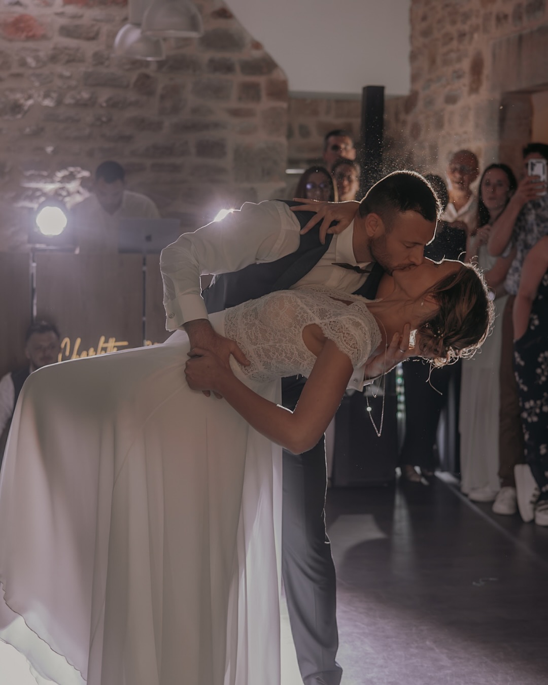 ✨ Mariage de Charlotte & Julien - 10 mai 2025✨C’est dans le cadre bucolique du Gîte de Rémoulin à Nestadio que Charlotte & Julien ont célébré leur amour entourés de leurs proches. 🌿💍La journée a débuté par une cérémonie laïque pleine d’émotion, dans les jardins du village, un décor naturel et intimiste, parfait pour ce moment symbolique.Les mariés ont ensuite fait une entrée en salle mémorable, portée par une ambiance festive et chaleureuse.
Nous avons eu le plaisir d’accompagner leur soirée avec :
💡 Une mise en lumière architecturale pour décorer la salle
📸 Notre photobooth en libre accès pour des souvenirs fun
🎧 Et bien sûr, une soirée dansante enflammée jusqu’au bout de la nuit !Félicitations à Charlotte & Julien pour cette magnifique journée, et merci pour votre confiance ❤️🚨photos de 1 à 7 prisent par @arnol2d ✨📍 Gîte de Rémoulin – Nestadio
🍽️ : @poulaintraiteur
📸 : @arnol2d
🎧 DJ, lumière & photobooth : @djsvsound__#Mariage2025 #CérémonieLaïque #GîteDeRémoulin #Nestadio #WeddingVibes #PhotoboothMariage #DJBretagne #LumièreArchitecturale #SoiréeDansante