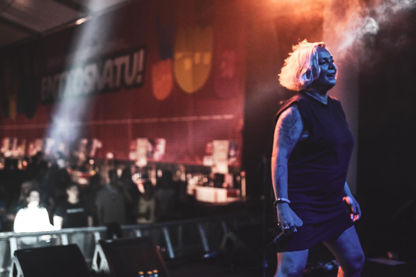 Mila esker GASTEIZ!! 🖤🔥
Atzo gustora baino gustorago aritu ginen @gasteizkotxosnak -en.
Azaroak 8an bueltatuko gara Gasteizera Bidea Da Helmuga bere osotasunean aurkeztera bertan parte duten gonbidatu eta lagun guztiekin. Adi egon!
Ayer estuvimos muy a gusto en @gasteizkotxosnak.
El 8 de Noviembre volveremos de manera especial, ya que presentaremos Bidea Da Helmuga en directo con toda la gente que ha participado y colaborado en el disco. Estad atent@s!
Sarrerak / Entradas @iak_kulturgunea
📷 @eideriturriaga