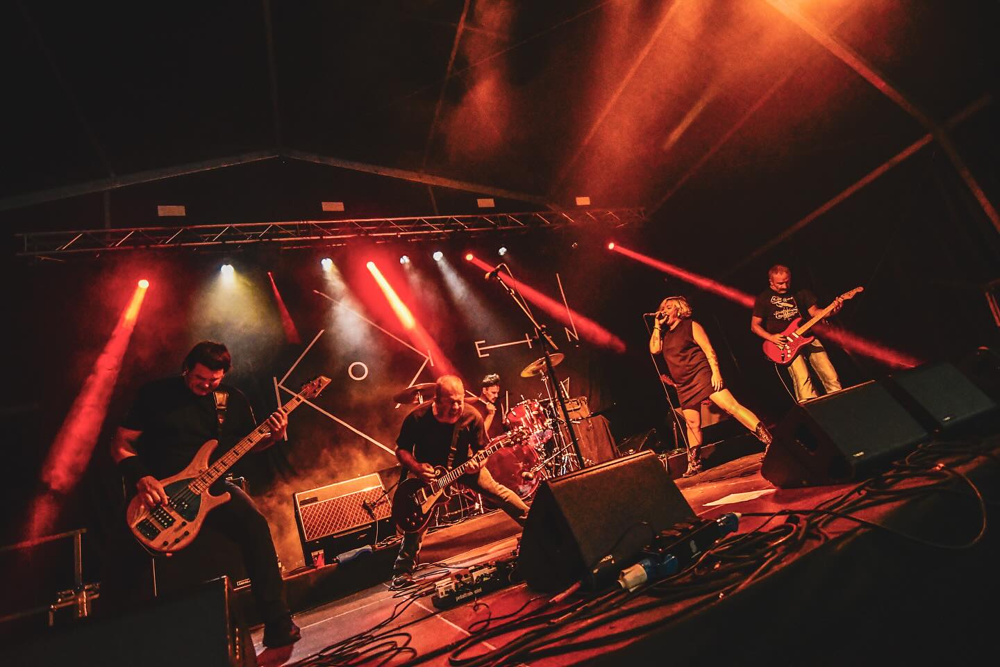 Mila esker GASTEIZ!! 🖤🔥
Atzo gustora baino gustorago aritu ginen @gasteizkotxosnak -en.
Azaroak 8an bueltatuko gara Gasteizera Bidea Da Helmuga bere osotasunean aurkeztera bertan parte duten gonbidatu eta lagun guztiekin. Adi egon!
Ayer estuvimos muy a gusto en @gasteizkotxosnak.
El 8 de Noviembre volveremos de manera especial, ya que presentaremos Bidea Da Helmuga en directo con toda la gente que ha participado y colaborado en el disco. Estad atent@s!
Sarrerak / Entradas @iak_kulturgunea
📷 @eideriturriaga