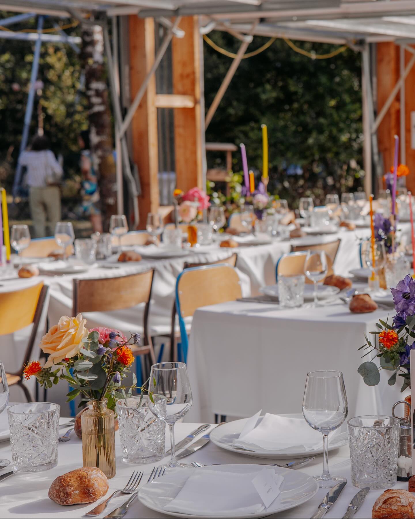✨Mariage de Léa & AurélienEnsemble depuis plusieurs années, Léa et Aurélien ont choisi de sceller leur union entourés de leurs proches dans une ambiance vitaminée🎨🌸Le thème ? La couleur, et il faut dire que le pari est plus que réussi 🌺💜💛
Léa rêvait d’une décoration « instagrammable », et au vu des photos missions…accomplie !💍 Une cérémonie laïque, pleine d’émotions, sublimée par des témoins survoltés a donné le ton : rires, larmes et beaucoup d’amour.
✨Le rituel de la laine a marqué la sortie des mariés avec poésie et symbolisme.🥂Place ensuite au vin d’honneur et au repas ponctuée de belles animations musicales.
🍾La traditionnelle fontaine de Champagne ailluminée l’extérieur avant de lancer la soirée.
✨L’ouverture de bal sur des rythmes latinos a ambrasé la piste et donner le coup d’envoi d’une nuit pleine de fêtes et de sourire.Félicitations à Léa & Aurelien ! 🔥🚨: photos de la publication de 1 à 7 Thomas Langouet
Photos de 8 à 19 @svsound📍 : @labellefolie.ploemel
🍽️ : @k5lorient
📸 : Thomas Langouet________________________________________________
DJ SvSound
📞 06 30 76 21 40
📧 svsound@outlook.com
📌 Bretagne#mariage #deejay #danse #wedding #ploemel #pistededanse #decoration #couleurs #ceremonielaïque #deejays