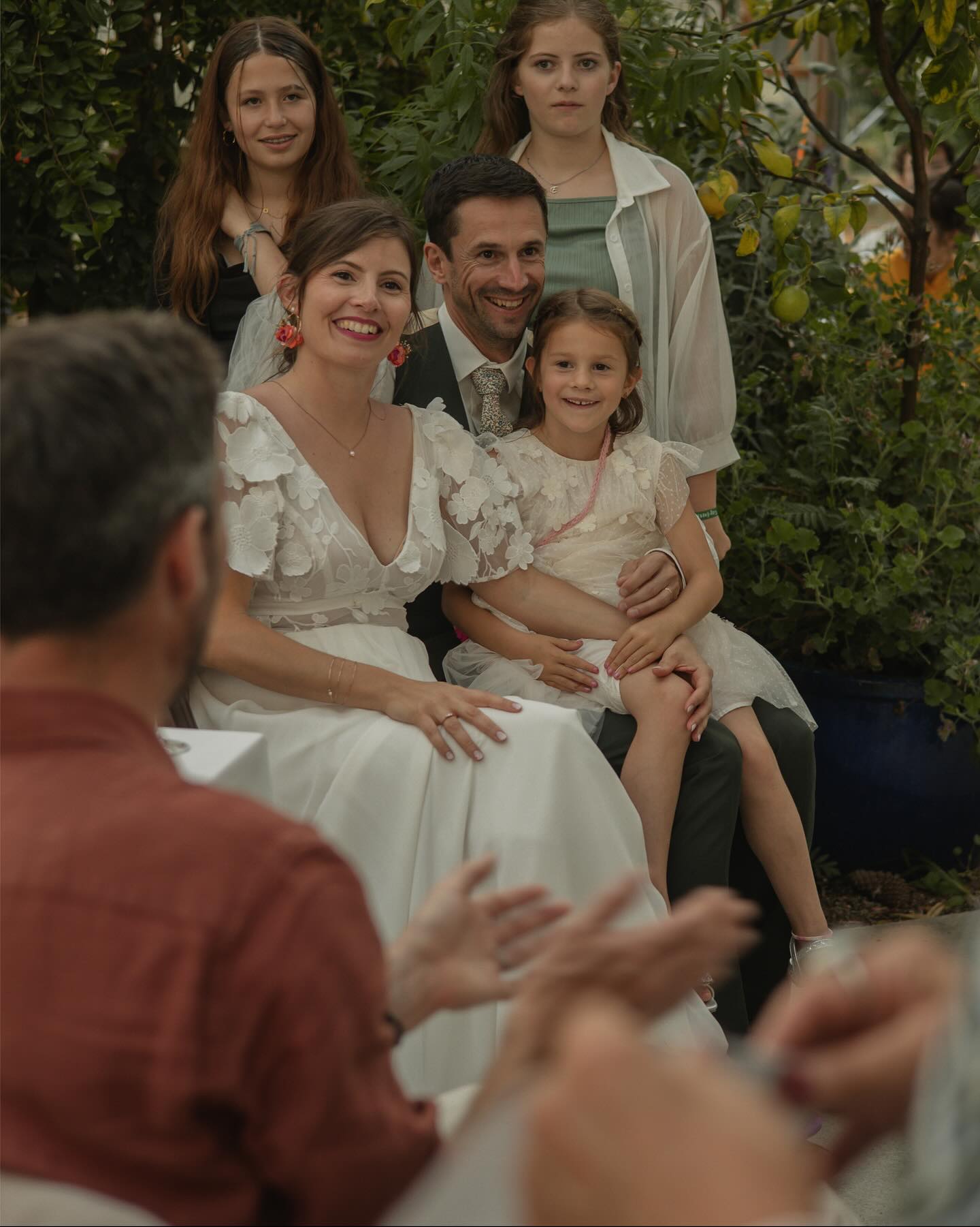 ✨Mariage de Léa & AurélienEnsemble depuis plusieurs années, Léa et Aurélien ont choisi de sceller leur union entourés de leurs proches dans une ambiance vitaminée🎨🌸Le thème ? La couleur, et il faut dire que le pari est plus que réussi 🌺💜💛
Léa rêvait d’une décoration « instagrammable », et au vu des photos missions…accomplie !💍 Une cérémonie laïque, pleine d’émotions, sublimée par des témoins survoltés a donné le ton : rires, larmes et beaucoup d’amour.
✨Le rituel de la laine a marqué la sortie des mariés avec poésie et symbolisme.🥂Place ensuite au vin d’honneur et au repas ponctuée de belles animations musicales.
🍾La traditionnelle fontaine de Champagne ailluminée l’extérieur avant de lancer la soirée.
✨L’ouverture de bal sur des rythmes latinos a ambrasé la piste et donner le coup d’envoi d’une nuit pleine de fêtes et de sourire.Félicitations à Léa & Aurelien ! 🔥🚨: photos de la publication de 1 à 7 Thomas Langouet
Photos de 8 à 19 @svsound📍 : @labellefolie.ploemel
🍽️ : @k5lorient
📸 : Thomas Langouet________________________________________________
DJ SvSound
📞 06 30 76 21 40
📧 svsound@outlook.com
📌 Bretagne#mariage #deejay #danse #wedding #ploemel #pistededanse #decoration #couleurs #ceremonielaïque #deejays