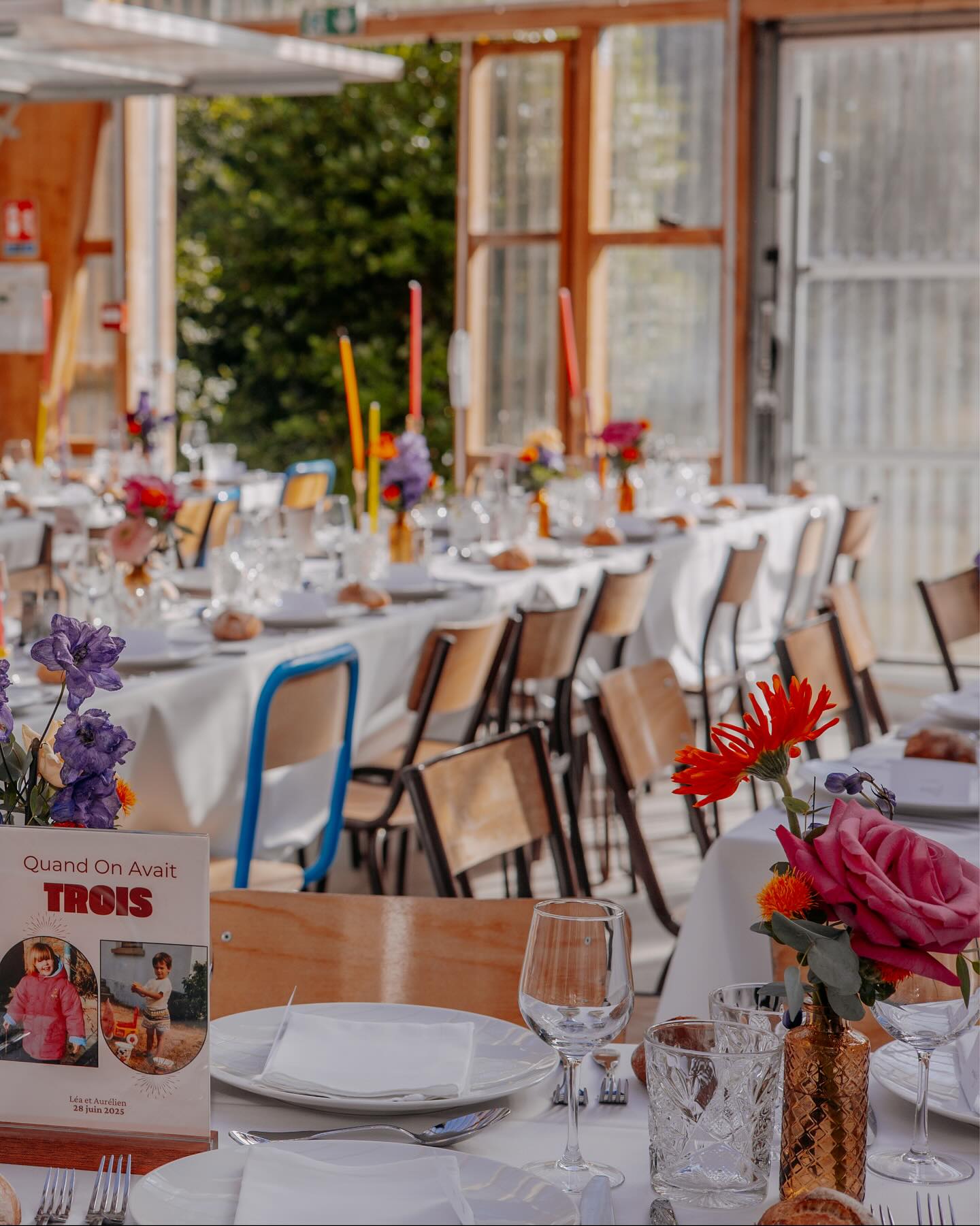 ✨Mariage de Léa & AurélienEnsemble depuis plusieurs années, Léa et Aurélien ont choisi de sceller leur union entourés de leurs proches dans une ambiance vitaminée🎨🌸Le thème ? La couleur, et il faut dire que le pari est plus que réussi 🌺💜💛
Léa rêvait d’une décoration « instagrammable », et au vu des photos missions…accomplie !💍 Une cérémonie laïque, pleine d’émotions, sublimée par des témoins survoltés a donné le ton : rires, larmes et beaucoup d’amour.
✨Le rituel de la laine a marqué la sortie des mariés avec poésie et symbolisme.🥂Place ensuite au vin d’honneur et au repas ponctuée de belles animations musicales.
🍾La traditionnelle fontaine de Champagne ailluminée l’extérieur avant de lancer la soirée.
✨L’ouverture de bal sur des rythmes latinos a ambrasé la piste et donner le coup d’envoi d’une nuit pleine de fêtes et de sourire.Félicitations à Léa & Aurelien ! 🔥🚨: photos de la publication de 1 à 7 Thomas Langouet
Photos de 8 à 19 @svsound📍 : @labellefolie.ploemel
🍽️ : @k5lorient
📸 : Thomas Langouet________________________________________________
DJ SvSound
📞 06 30 76 21 40
📧 svsound@outlook.com
📌 Bretagne#mariage #deejay #danse #wedding #ploemel #pistededanse #decoration #couleurs #ceremonielaïque #deejays