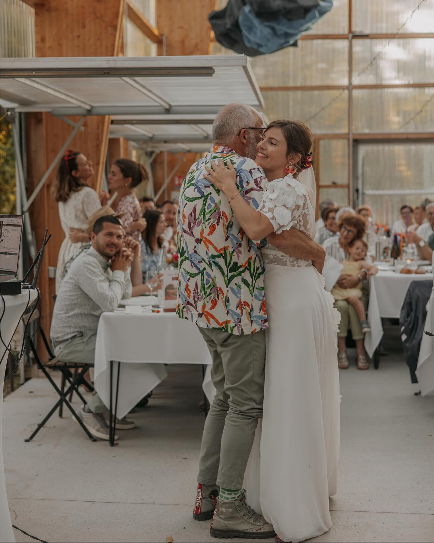 ✨Mariage de Léa & AurélienEnsemble depuis plusieurs années, Léa et Aurélien ont choisi de sceller leur union entourés de leurs proches dans une ambiance vitaminée🎨🌸Le thème ? La couleur, et il faut dire que le pari est plus que réussi 🌺💜💛
Léa rêvait d’une décoration « instagrammable », et au vu des photos missions…accomplie !💍 Une cérémonie laïque, pleine d’émotions, sublimée par des témoins survoltés a donné le ton : rires, larmes et beaucoup d’amour.
✨Le rituel de la laine a marqué la sortie des mariés avec poésie et symbolisme.🥂Place ensuite au vin d’honneur et au repas ponctuée de belles animations musicales.
🍾La traditionnelle fontaine de Champagne ailluminée l’extérieur avant de lancer la soirée.
✨L’ouverture de bal sur des rythmes latinos a ambrasé la piste et donner le coup d’envoi d’une nuit pleine de fêtes et de sourire.Félicitations à Léa & Aurelien ! 🔥🚨: photos de la publication de 1 à 7 Thomas Langouet
Photos de 8 à 19 @svsound📍 : @labellefolie.ploemel
🍽️ : @k5lorient
📸 : Thomas Langouet________________________________________________
DJ SvSound
📞 06 30 76 21 40
📧 svsound@outlook.com
📌 Bretagne#mariage #deejay #danse #wedding #ploemel #pistededanse #decoration #couleurs #ceremonielaïque #deejays