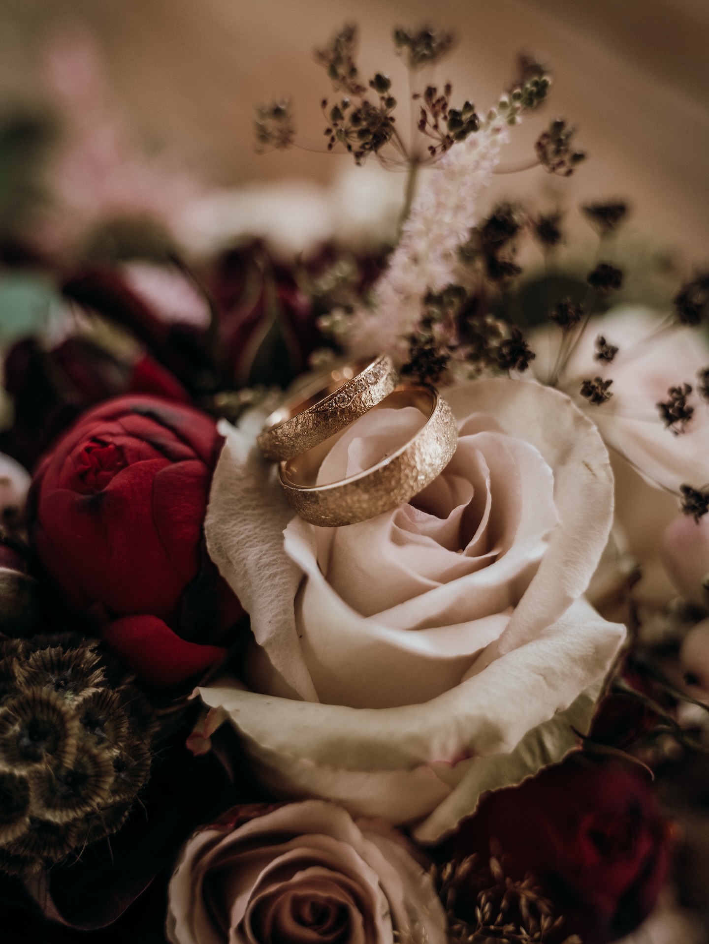 always looking for details ✨🧡
#melaniehinterreiterphotography #detailverliebt #weddingdetails #weddingdetailsphotography #hochzeitsdetails #hochzeitsfotograf #austrianweddingphotographer