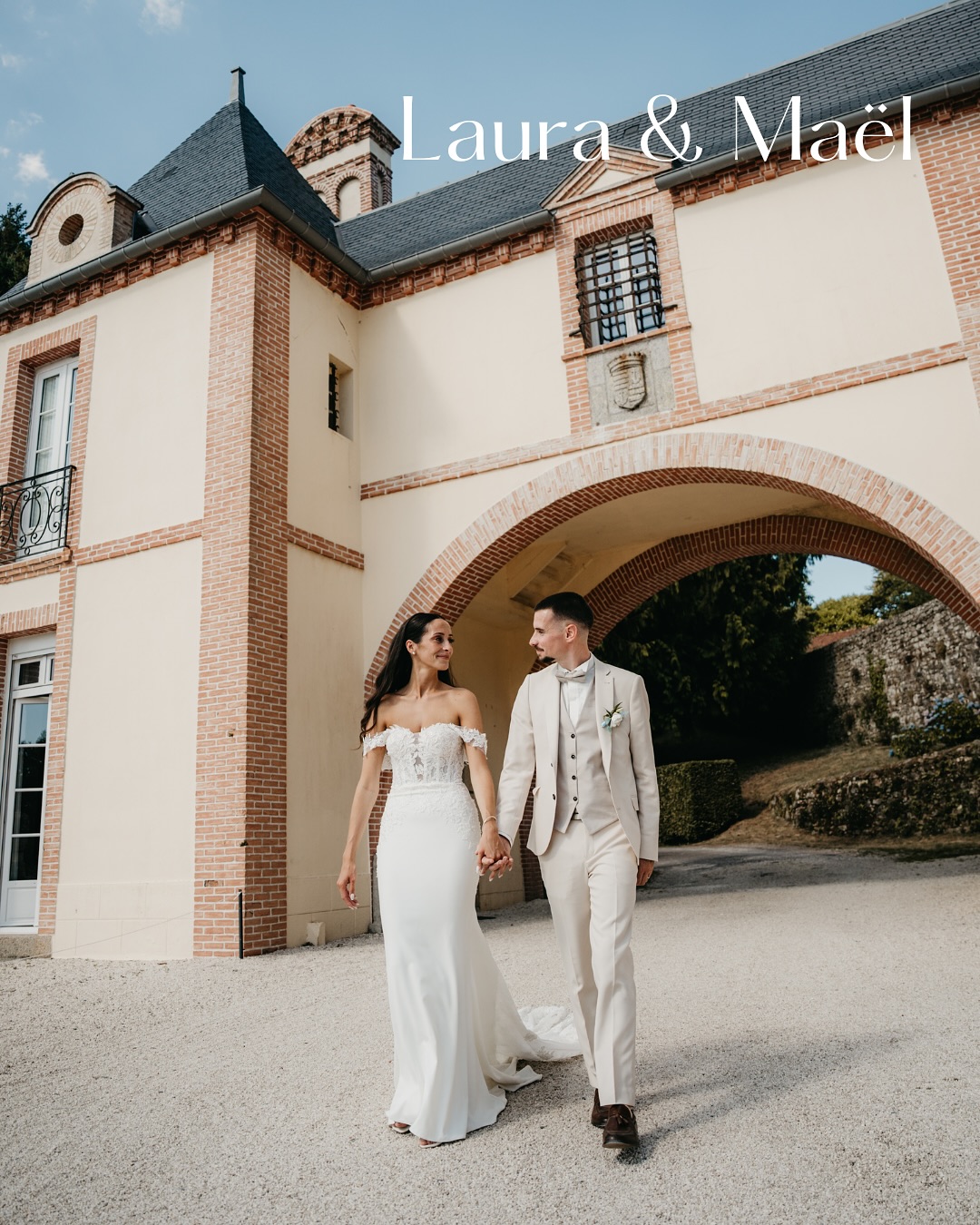 ✨ Mariage de Laura & Maël
🌿 Une magnifique cérémonie laïque sur la terrasse du domaine, suivie d’un cocktail dans le jardin adjacent.🎉 La soirée s’est poursuivie sous le chapiteau : entrée en salle, repas… et un quiz imaginé par les mariés et animé par nos soins (fous rires garantis ).
💃 Les témoins ont même réservé une petite danse surprise pour ambiancer encore plus la soirée !
🍾 La traditionnelle fontaine de champagne a été présentée en extérieur, sublimée par nos étincelles froides.
✨ Puis vint l’ouverture de bal… un moment suspendu, entouré de fumée lourde.Félicitations à Laura & Mael ! 🔥Ps ➡️ petit bêtisier des meilleurs cascades a la fin🚨: Merci pour les photos de la publication de 1 à 7 @tony_esnault
Photos de 8 à 16 @djsvsound📸 Photographe : @tony_esnault (jusqu’à la page 7)
🍽️ Traiteur : @poulaintraiteur
🏡 Domaine : @lesterrassesdebothane#Mariage2025 #WeddingBretagne #SvSound #DJmariage #WeddingParty #WeddingInspiration #OuvertureDeBal #AnimationMariage #FuméeLourde #FontaineDeChampagne #CérémonieLaïque #WeddingDecor #TerrassesDeBothané #SoiréeInoubliable #WeddingDJ________________________________________________
DJ SvSound
📞 06 30 76 21 40
📧 svsound@outlook.com
📌 Bretagne