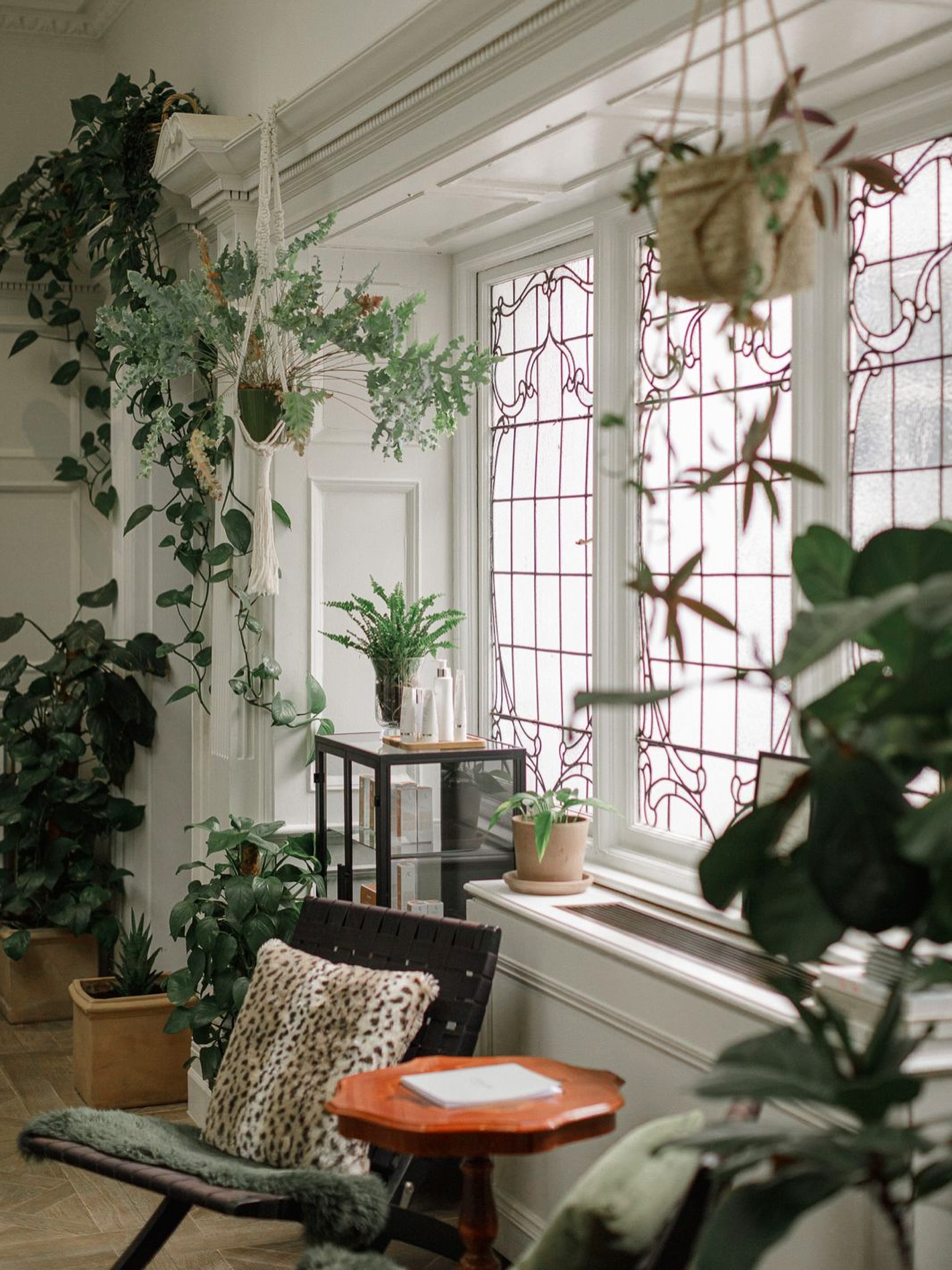 🌿✨Serenity on Harley Street.
A space where science meets self-care, surrounded by greenery and calm.
@latelieraesthetics
#LatelierAesthetics #HarleyStreet #SkinWellness #101HarleyStreet #Skincare