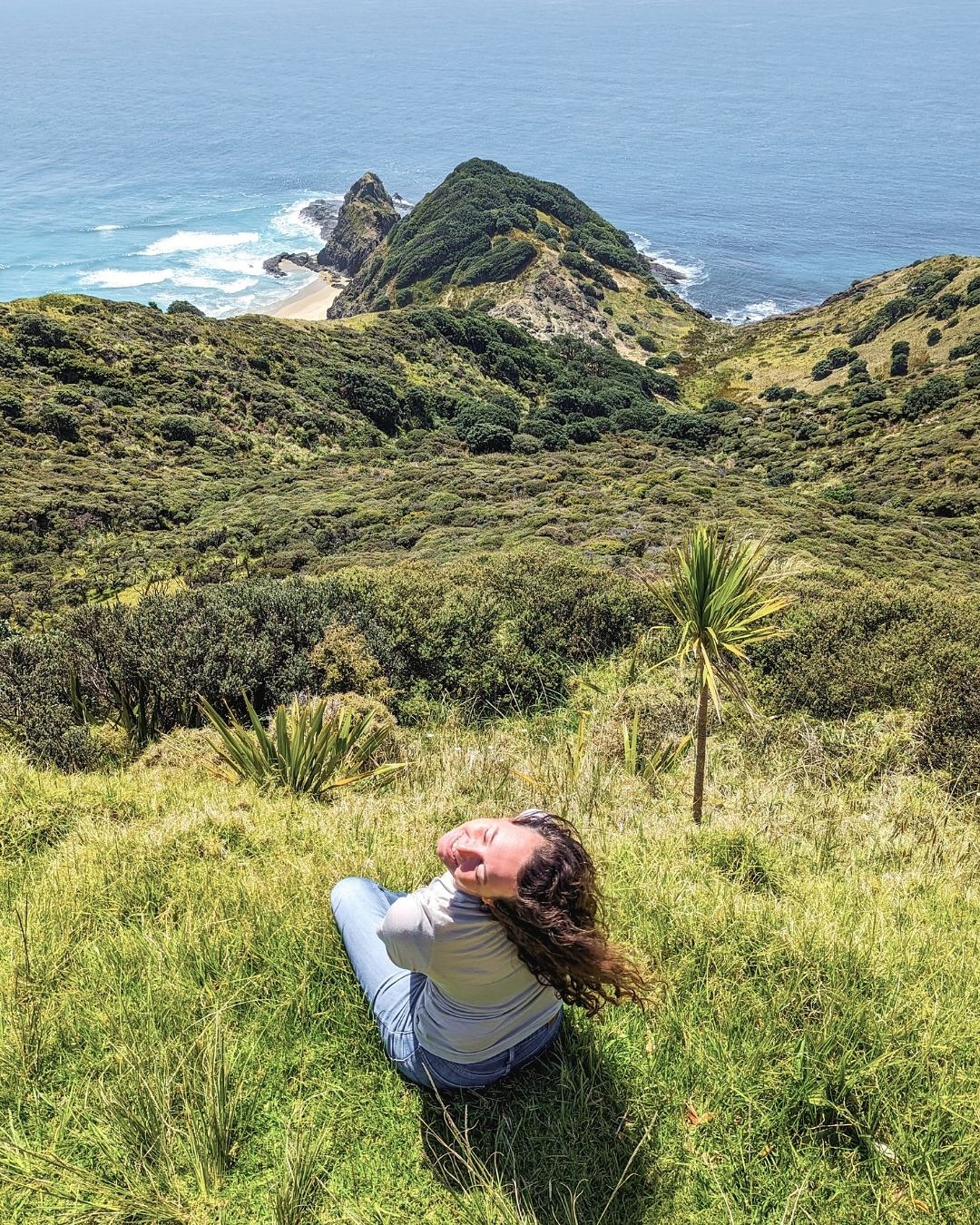 Camera roll 📸 de notre passage dans le Northland, région au-dessus d’Auckland en Nouvelle-Zélande 🇳🇿
On a roulé jusqu’au point le plus au nord du pays : le Cap Reinga !
Nos yeux en prenaient déjà un coup mais ce n’était rien comparé à ce qui venait ensuite 🤩
