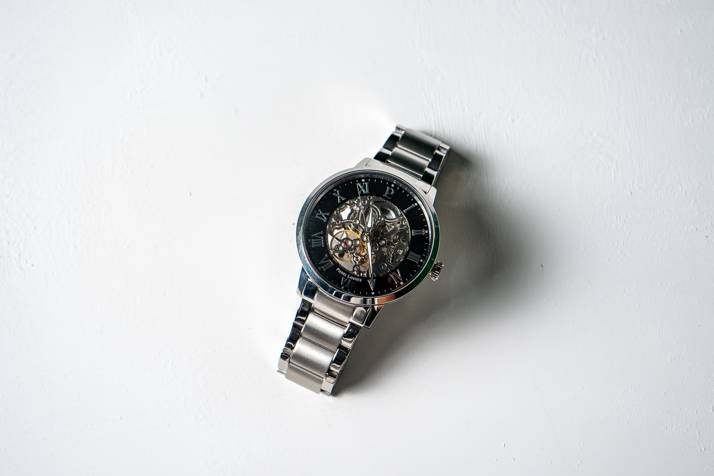 ✨ L’élégance dans les détails ✨Sublimer une montre, c’est bien plus que capturer l’heure : c’est révéler son histoire, ses lignes et sa lumière.
Ici, la Pierre Lannier devient le reflet d’un savoir-faire… et de ma passion pour la photographie de produits.📸 Je crée des visuels qui donnent envie, qui mettent en valeur et qui transforment un objet en véritable coup de cœur.👉 Marques, artisans, créateurs : vos produits méritent d’être photographiés avec la même attention au détail.💡 Envie de donner une nouvelle dimension à vos visuels ? Contactez-moi pour collaborer.#watch #pierrelannier #photo #fyp
