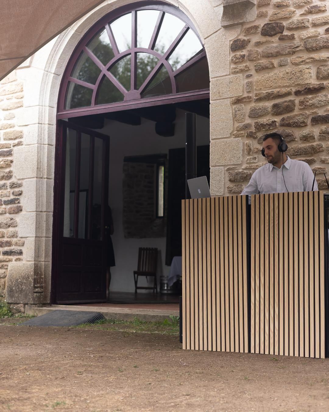 📆 Pour prolonger encore un peu la saison, il y a quelques mariages qu’on souhaite vous présenter.✨ Noémi & Thomas
Le 19 juillet, nous avons eu le plaisir d’accompagner le mariage de Noémi & Thomas à la Cour de Bovrel (Saint-Guyomard).
Une journée magique du début à la fin 💍
Après une entrée en salle sur ABBA et des discours remplis d’émotions 🎤, leurs invités leur avaient préparé une belle surprise : une chanson écrite spécialement pour eux et chantée sur l’air de “Aux Champs-Élysées” 🎶
Mais pour ces animations, les mariés et leurs proches se sont affrontés lors d’un quiz interactif avec nos buzzers 🎲, dans une ambiance fun.
Et pour clôturer la soirée, Noémi & Thomas ont ouvert le bal avec une valse… rapidement rejoints par leurs 200 invités qui se sont élancés sur la piste avec eux 💃
Un instant de partage intense, rempli d’énergie, qui restera gravé dans les mémoires.
Merci aux mariés pour leur confiance et bravo à tous leurs proches pour avoir contribué à une atmosphère aussi festive et chaleureuse ✨
Félicitation a Noémi et Thomas 🔥
📸 Photos @djsvsound
🍽️ @lesrivesgourm
⛪️ @la_cour_de_bovrel
#Mariage2025 #WeddingBretagne #SvSound #DJmariage #WeddingParty #WeddingInspiration #OuvertureDeBal #AnimationMariage #FuméeLourde #FontaineDeChampagne #WeddingDecor #SoiréeInoubliable #WeddingDJ________________________________________________
DJ SvSound
📞 06 30 76 21 40
📧 svsound@outlook.com
📌 Bretagne