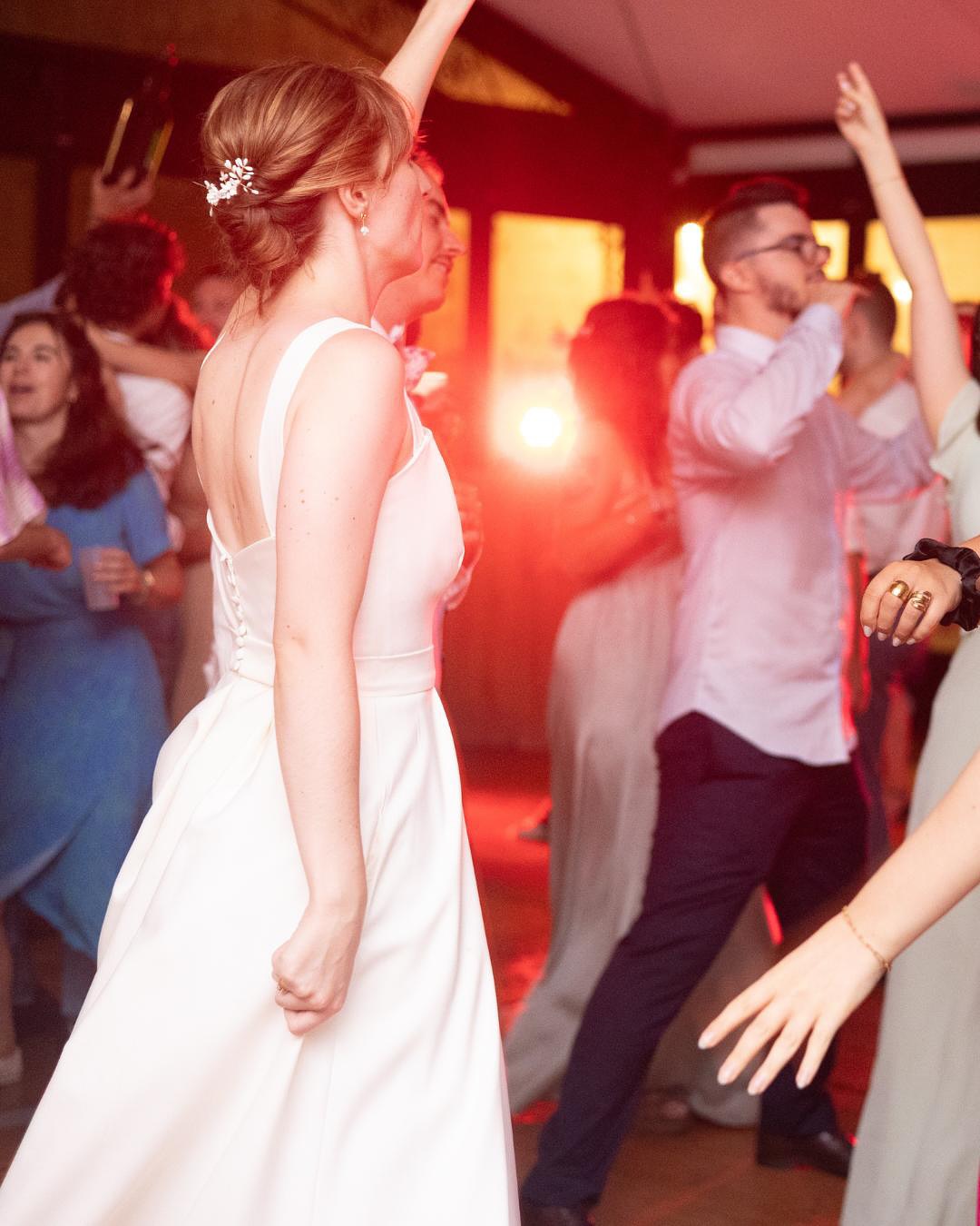 📆 Pour prolonger encore un peu la saison, il y a quelques mariages qu’on souhaite vous présenter.✨ Noémi & Thomas
Le 19 juillet, nous avons eu le plaisir d’accompagner le mariage de Noémi & Thomas à la Cour de Bovrel (Saint-Guyomard).
Une journée magique du début à la fin 💍
Après une entrée en salle sur ABBA et des discours remplis d’émotions 🎤, leurs invités leur avaient préparé une belle surprise : une chanson écrite spécialement pour eux et chantée sur l’air de “Aux Champs-Élysées” 🎶
Mais pour ces animations, les mariés et leurs proches se sont affrontés lors d’un quiz interactif avec nos buzzers 🎲, dans une ambiance fun.
Et pour clôturer la soirée, Noémi & Thomas ont ouvert le bal avec une valse… rapidement rejoints par leurs 200 invités qui se sont élancés sur la piste avec eux 💃
Un instant de partage intense, rempli d’énergie, qui restera gravé dans les mémoires.
Merci aux mariés pour leur confiance et bravo à tous leurs proches pour avoir contribué à une atmosphère aussi festive et chaleureuse ✨
Félicitation a Noémi et Thomas 🔥
📸 Photos @djsvsound
🍽️ @lesrivesgourm
⛪️ @la_cour_de_bovrel
#Mariage2025 #WeddingBretagne #SvSound #DJmariage #WeddingParty #WeddingInspiration #OuvertureDeBal #AnimationMariage #FuméeLourde #FontaineDeChampagne #WeddingDecor #SoiréeInoubliable #WeddingDJ________________________________________________
DJ SvSound
📞 06 30 76 21 40
📧 svsound@outlook.com
📌 Bretagne