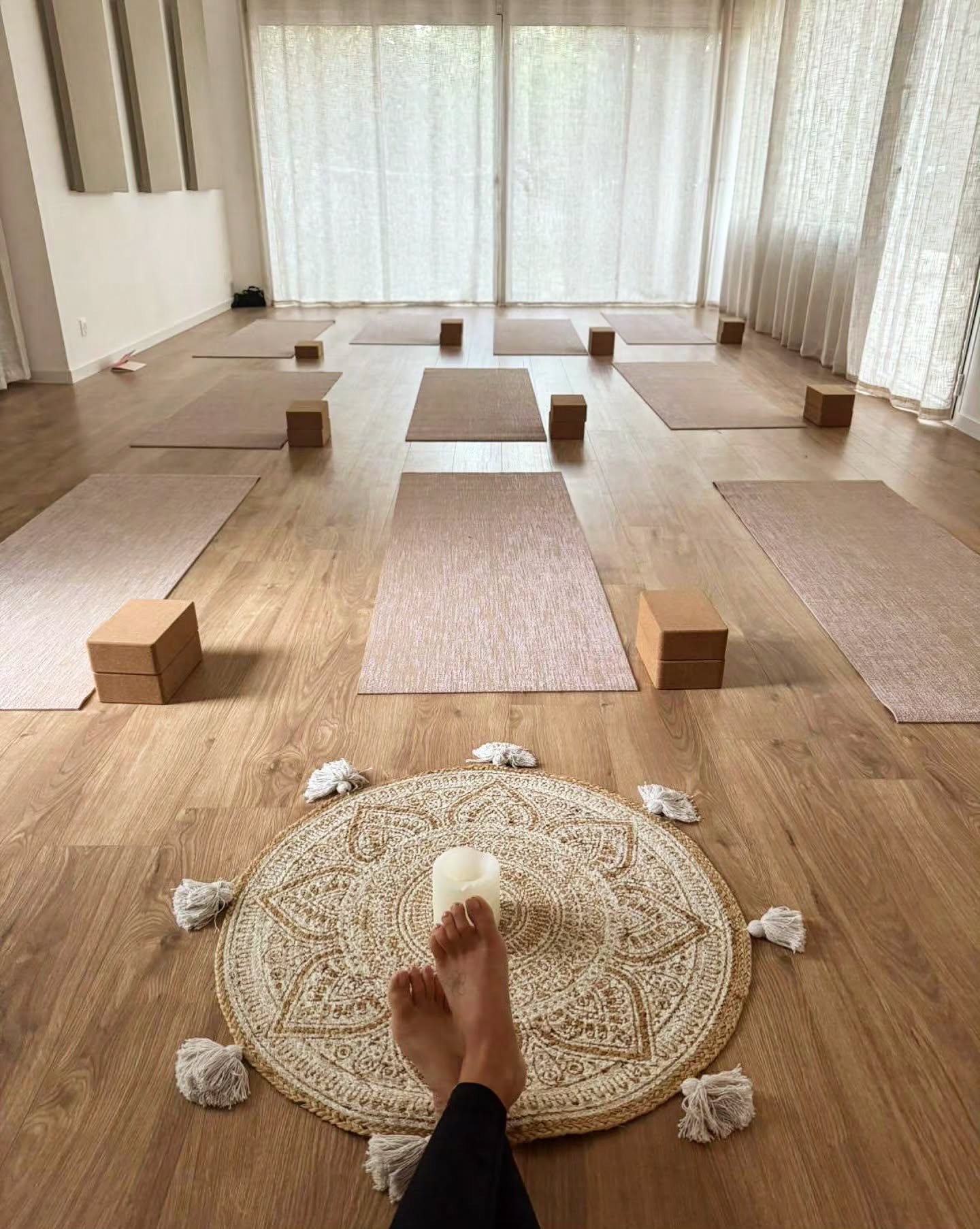 Yoga time à la Villa Jema 🧘♀️
Tout est prêt, il ne manque plus que vous sur les tapis !
Qui vient se détendre aujourd’hui ?
#villajema #yogatime #retraite #bienetre #momentpresent #yogafrance #suddelafrance #saussines #yogastudio