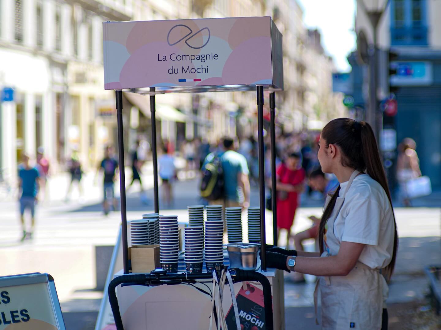 Trois roues, des mochis et des couleurs qui pétillent 🍡💛 Les passants s’arrêtent, dégustent et repartent avec un petit moment de bonheur signé Boncolac et La Compagnie des Mochis. L’événementiel gourmand, c’est notre spécialité : créer des souvenirs qui se savourent autant qu’ils se partagent ! 💫 #LesCharrettesDeLily #Boncolac #LaCompagnieDesMochis #TriporteurPersonnalisé #FoodExperience #ActivationDeMarque #StreetEvent #ExpérienceClient…