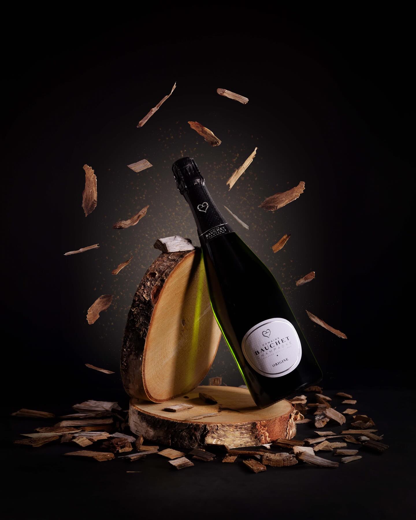 Cuvée Origine - L’expression de la
Champagne 🍾
Origine se réinvente !
Une nouvelle expression du style Bauchet, entre tradition et élégance.
Assemblage de Pinot Noir (60%) et Chardonnay (40%), issus de 7 crus entre la Côte des Bar, la Côte des Blancs et la Montagne de Reims.
6% de vinification sous-bois : une nouveauté qui apporte rondeur et finesse.
L’effervescence devient plus douce, plus fondue...
De tonique à crémeuse, elle dévoile une sensation soyeuse en bouche.
Une robe or pâle, lumineuse et traversée de bulles fines.
Des notes de fraise, de framboise et de fleurs blanches.
Une bouche tendre, équilibrée, avec une finale longue et rafraîchissante. 👄
Idéale à l’apéritif ou pour accompagner des mets délicats, Origine séduit par sa gourmandise, sa finesse et son harmonie.
À déguster en famille ou entre amis ! 🥂
#domainebauchet #wine #champagne #arôme #vinification #champagnebauchet #winelife #tasting #champagnelife #winewinewine