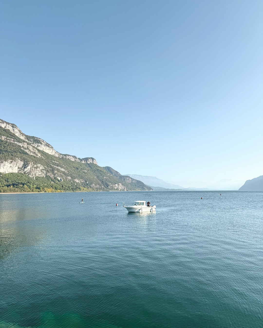 Une journée à vélo autour du lac du Bourget 🚲voilà ce que ça donne ! Un ciel plus que coopératif pour nous offrir les plus beaux paysages. Merci le vélo électrique par contre, jamais je n’aurais pu faire ça avec un vélo classique 🤣
Résumé détaillé de cette aventure en stories 📖