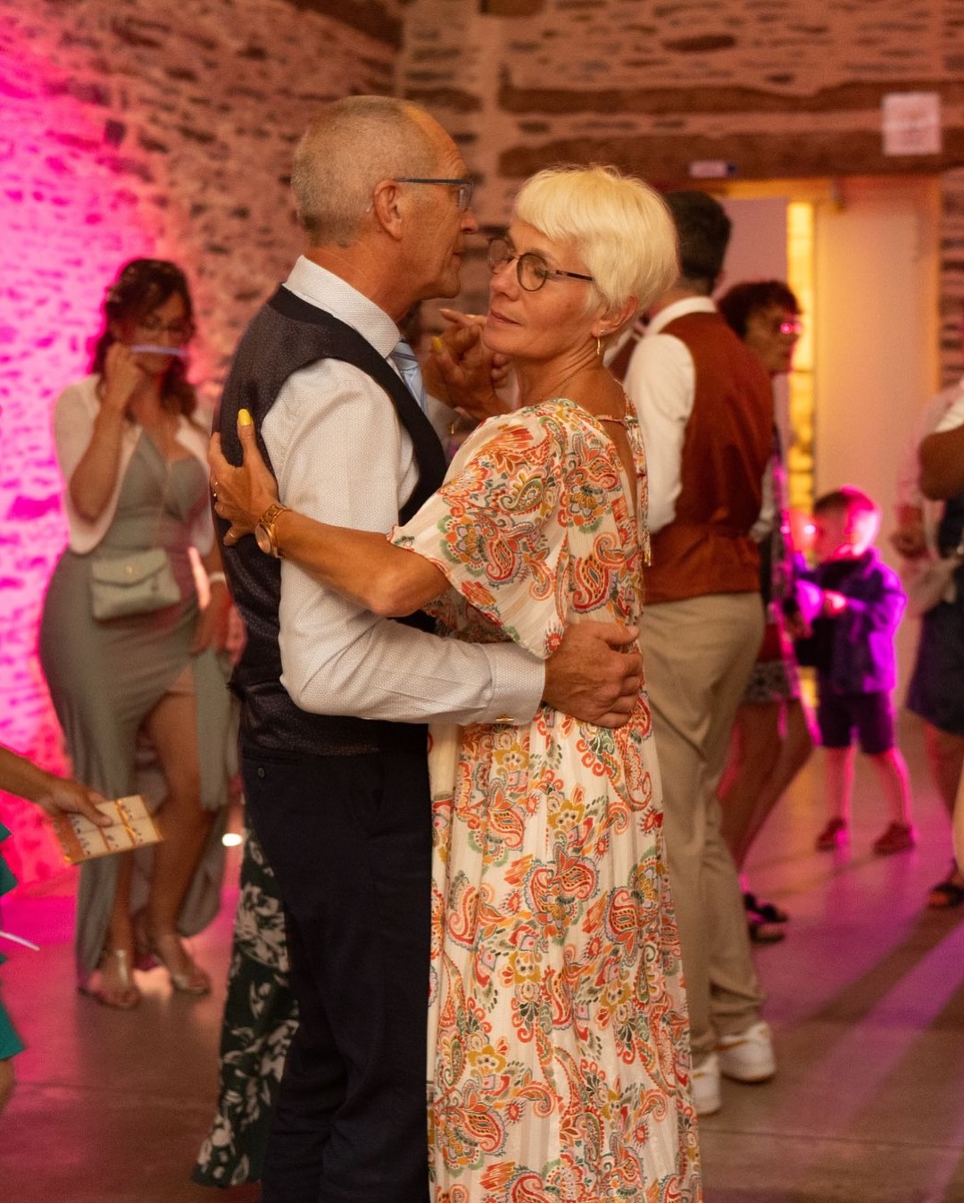 💚 Clémence & David
Une journée pleine de rires, d’émotions et de danse au superbe Manoir de Morgan à Taupont 🌿Thème nature, ambiance festive, invités survoltés… tout était réuni pour une soirée inoubliable !
Entre le quiz personnalisé, la ronde du ruban sur Man! I Feel Like a Woman 💃, et un flash mob endiablé sur Dancing Queen, Clémence et David ont mis le feu jusqu’au bout de la nuit 🔥
Photobooth, livre d’or audio, et photo de la soirée dansante : tout y était pour capturer ces moments magiquesMerci à eux pour leur confiance 💍
🚨: Merci pour les photos 3 et 4 de la publication @mathieulavenuportrait
📍 : manoir de morgan à Taupont
🍽️ : @globetraiteur
👱♀️ : @lesciseauxdesarah_ (coiffure)
🎶 : @SvSound________________________________________________
DJ SvSound
📞 06 30 76 21 40
📧 svsound@outlook.com
📌 Bretagne#Mariage #SvSound #DJMariage #Bretagne #ManoirDeMorgan #WeddingParty #SoiréeInoubliable #Photobooth #QuizMariage #TeamSvSound