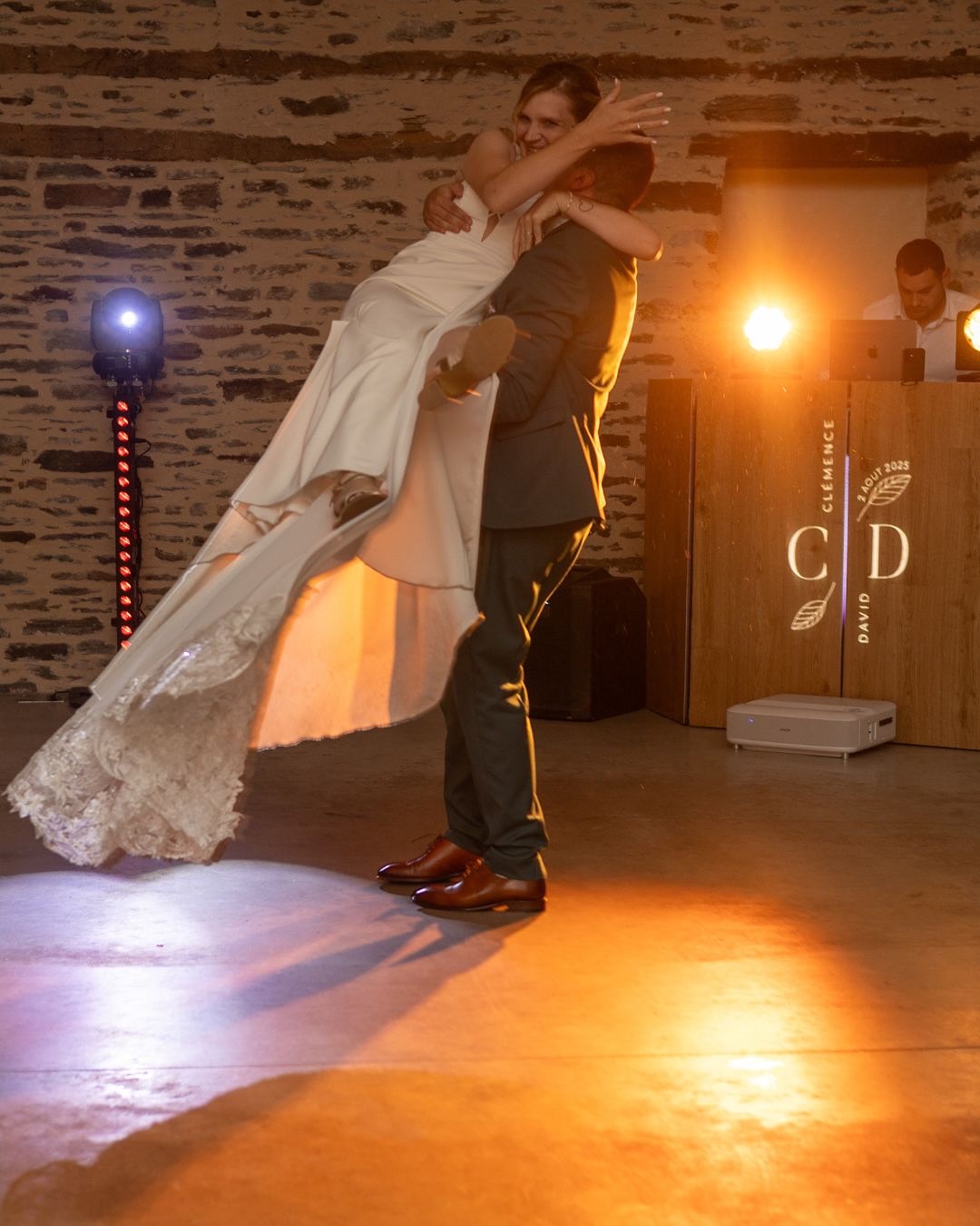 💚 Clémence & David
Une journée pleine de rires, d’émotions et de danse au superbe Manoir de Morgan à Taupont 🌿Thème nature, ambiance festive, invités survoltés… tout était réuni pour une soirée inoubliable !
Entre le quiz personnalisé, la ronde du ruban sur Man! I Feel Like a Woman 💃, et un flash mob endiablé sur Dancing Queen, Clémence et David ont mis le feu jusqu’au bout de la nuit 🔥
Photobooth, livre d’or audio, et photo de la soirée dansante : tout y était pour capturer ces moments magiquesMerci à eux pour leur confiance 💍
🚨: Merci pour les photos 3 et 4 de la publication @mathieulavenuportrait
📍 : manoir de morgan à Taupont
🍽️ : @globetraiteur
👱♀️ : @lesciseauxdesarah_ (coiffure)
🎶 : @SvSound________________________________________________
DJ SvSound
📞 06 30 76 21 40
📧 svsound@outlook.com
📌 Bretagne#Mariage #SvSound #DJMariage #Bretagne #ManoirDeMorgan #WeddingParty #SoiréeInoubliable #Photobooth #QuizMariage #TeamSvSound