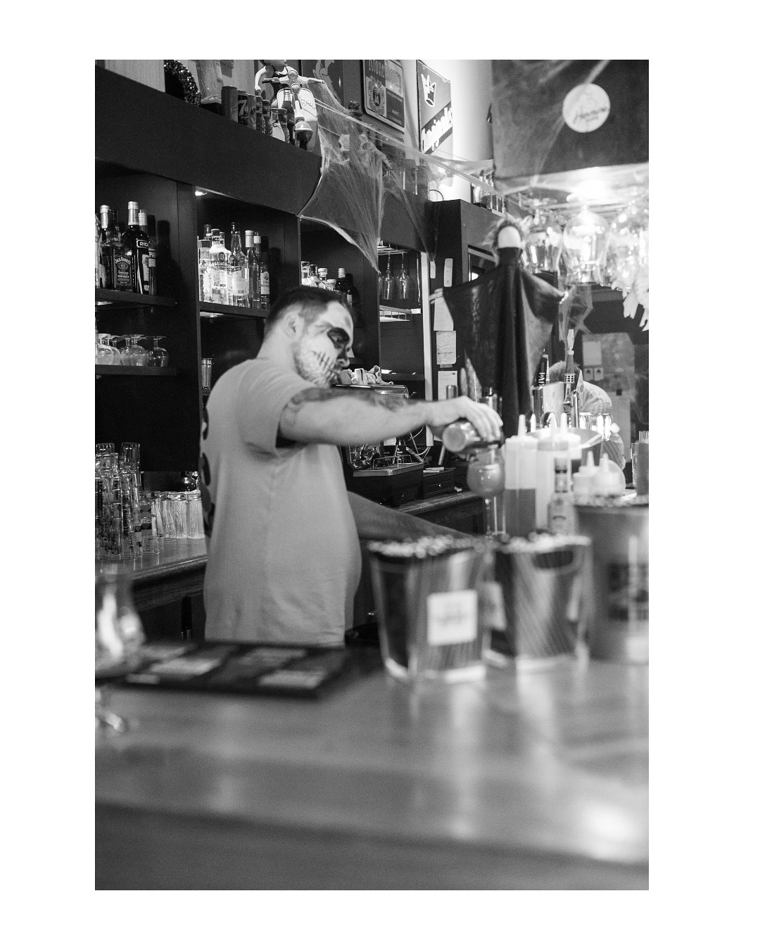 🎃 Soirée Halloween au Factory : un succès monstrueux !🕸️
Vous étiez nombreux à répondre présents, et comme promis, la déco était à glacer le sang… 👻
Merci à tous pour vos déguisements terrifiants et ultra créatifs, on s’est régalés !
Découvrez vite les photos de vos looks les plus effroyables 🔥📸On se retrouve très bientôt pour de nouveaux frissons… ou de belles soirées 😉
À la prochaine !______________________________________________
DJ SvSound
📞 06 30 76 21 40
📧 svsound@outlook.com
📌 Bretagne#HalloweenParty #SoiréeFactory #DéguisementsHalloween #SvSound #DJSet #Nightlife #EventBretagne