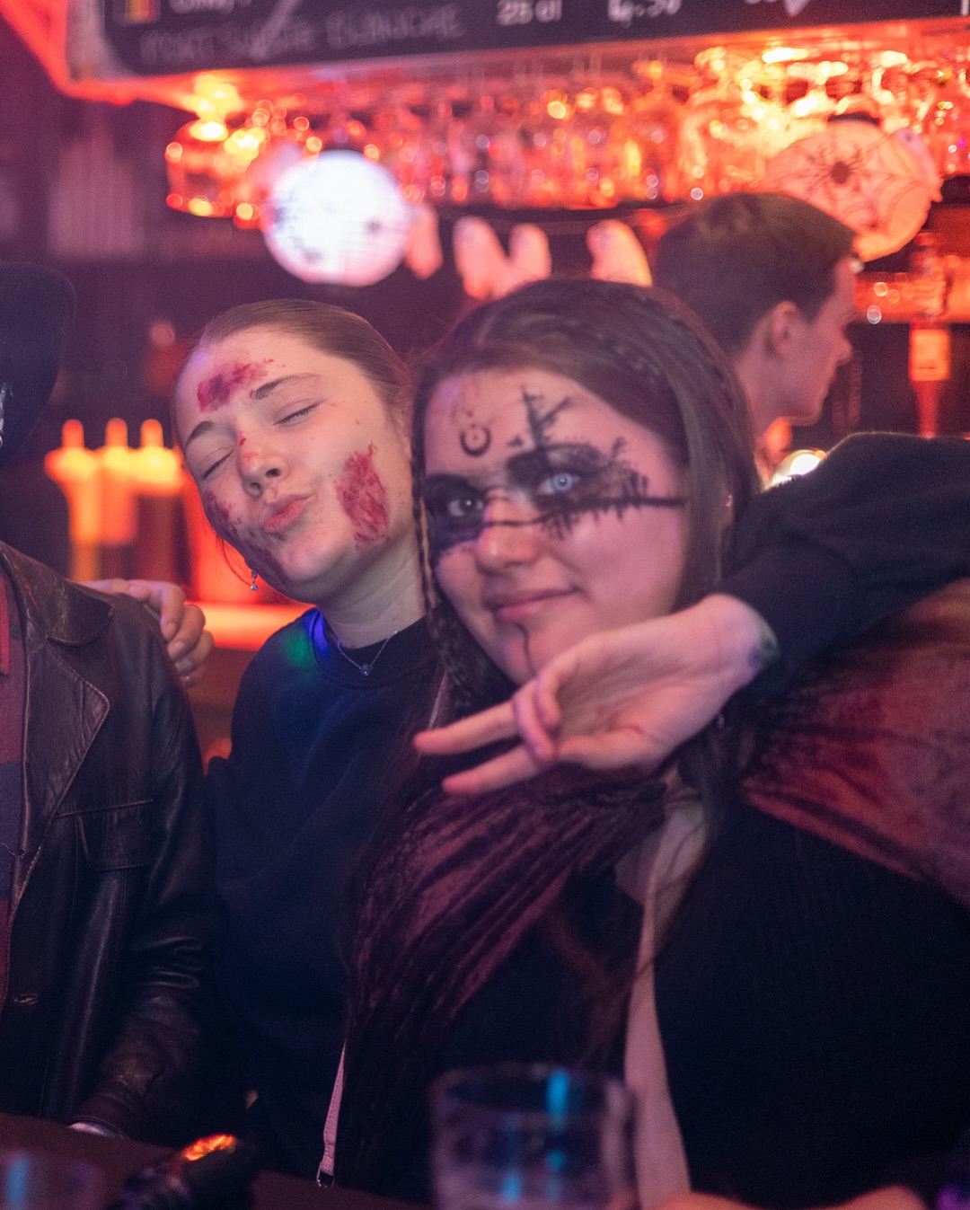 🎃 Soirée Halloween au Factory : un succès monstrueux !🕸️
Vous étiez nombreux à répondre présents, et comme promis, la déco était à glacer le sang… 👻
Merci à tous pour vos déguisements terrifiants et ultra créatifs, on s’est régalés !
Découvrez vite les photos de vos looks les plus effroyables 🔥📸On se retrouve très bientôt pour de nouveaux frissons… ou de belles soirées 😉
À la prochaine !______________________________________________
DJ SvSound
📞 06 30 76 21 40
📧 svsound@outlook.com
📌 Bretagne#HalloweenParty #SoiréeFactory #DéguisementsHalloween #SvSound #DJSet #Nightlife #EventBretagne