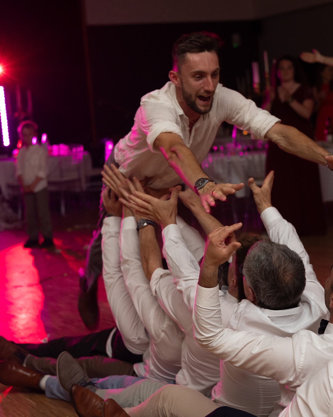 ✨ 15 août 2025 ✨
Après avoir fait des anniversaires pour la famille de Fanny, voici un autre grand événement LE MARIAGE :
Fanny & Vincent se sont dit OUI !
Une journée remplie d’amour, de rires et de moments inoubliables, de la cérémonie à l’église jusqu’à la dernière danse 🕺💃
Une jolie musique écrite pour nos mariés après l’entrée en salle.
Une ouverture de bal pleine d’émotions avec Mike Brant et l’Hymne à l’amour, des animations fun, une ambiance survoltée, et plus de 250 invités conquis 🎉
Merci à Fanny et Vincent de nous avoir fait confiance pour les accompagner dans ce grand jour 💖
Photobooth, étincelles, fumée lourde, musique… on a sorti le grand jeu pour donner vie à leurs rêves !
Encore toutes nos félicitations aux jeunes mariés 👰🤵
🚨: Photos de la publication @djsvsound
🍽️ : @le_gwenestan_traiteur_bretagne
🎶 & 📸 : @SvSound________________________________________________
DJ SvSound
📞 06 30 76 21 40
📧 svsound@outlook.com
📌 Bretagne
Que l’amour qui vous unit continue de faire danser vos cœurs pour la vie ❤️
#Mariage #WeddingDay #FannyEtVincent #DJWedding #SvSound #Fête #Amour #Crédin #AnimationMariage #Photobooth #wedding2025