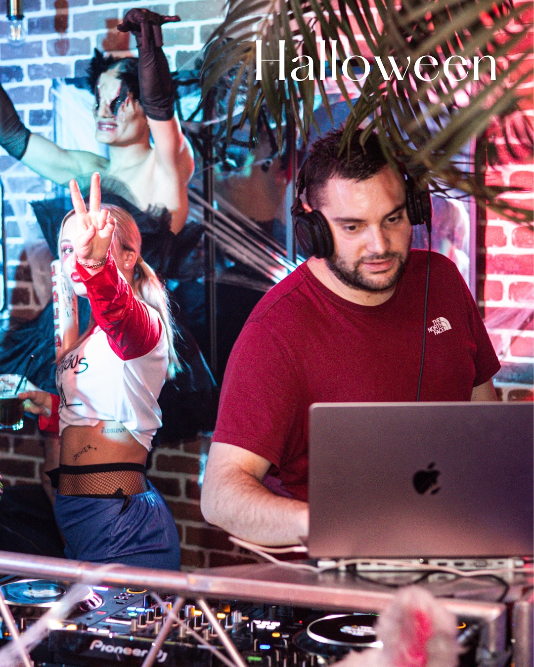 🎃 Soirée Halloween au Factory : un succès monstrueux !🕸️
Vous étiez nombreux à répondre présents, et comme promis, la déco était à glacer le sang… 👻
Merci à tous pour vos déguisements terrifiants et ultra créatifs, on s’est régalés !
Découvrez vite les photos de vos looks les plus effroyables 🔥📸On se retrouve très bientôt pour de nouveaux frissons… ou de belles soirées 😉
À la prochaine !______________________________________________
DJ SvSound
📞 06 30 76 21 40
📧 svsound@outlook.com
📌 Bretagne#HalloweenParty #SoiréeFactory #DéguisementsHalloween #SvSound #DJSet #Nightlife #EventBretagne